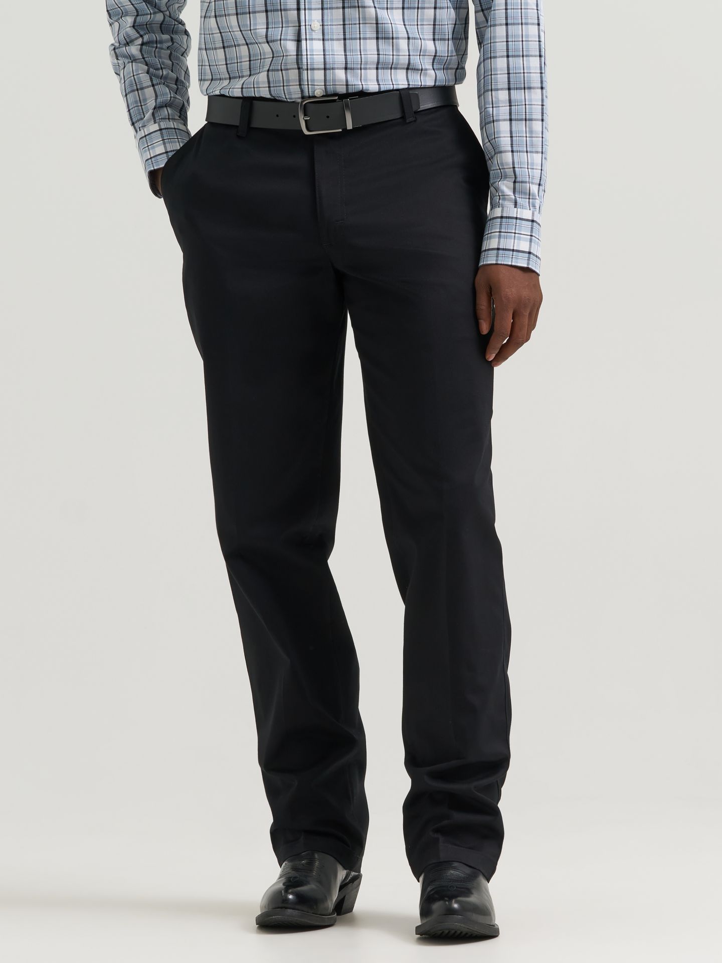 Мужские брюки Wrangler Casuals® Flat Front Relaxed Fit, цвет: Чёрный — фото 2