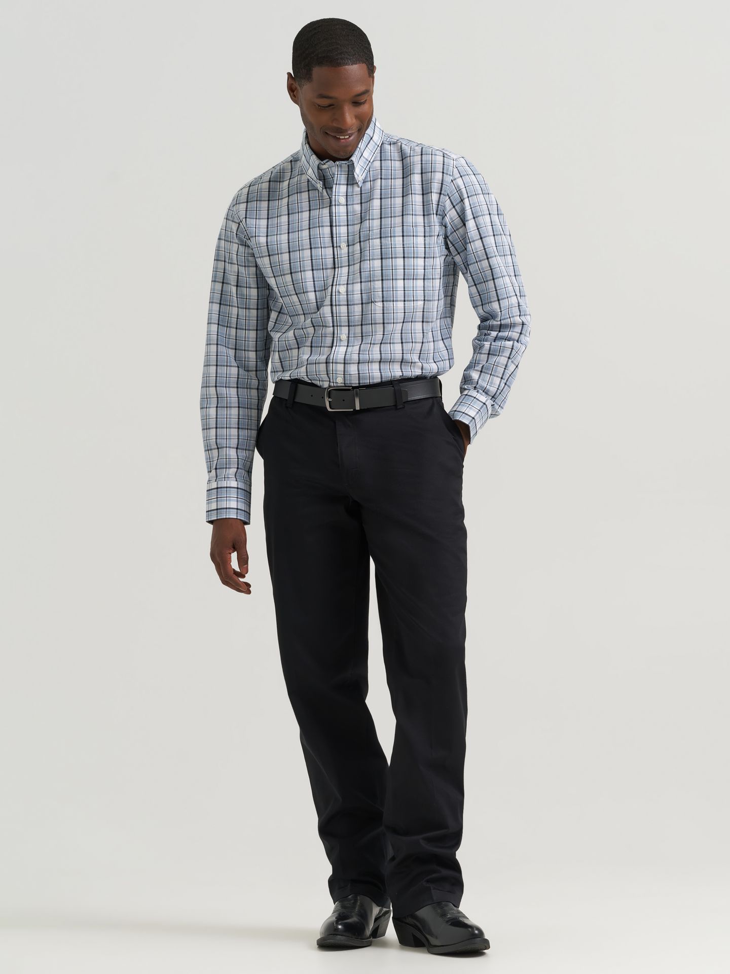 Мужские брюки Wrangler Casuals® Flat Front Relaxed Fit, цвет: Чёрный — фото 3