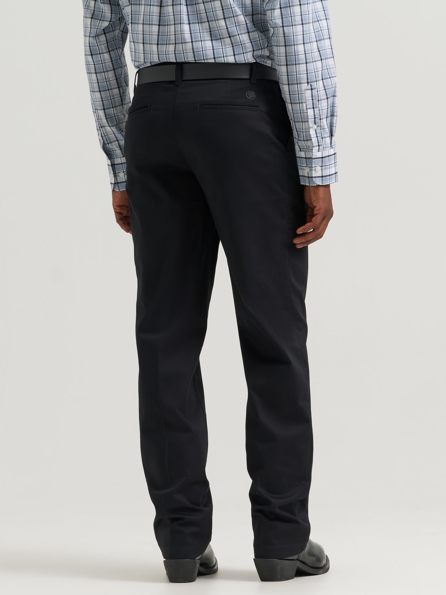 Мужские брюки Wrangler Casuals® Flat Front Relaxed Fit, цвет: Чёрный — фото 5