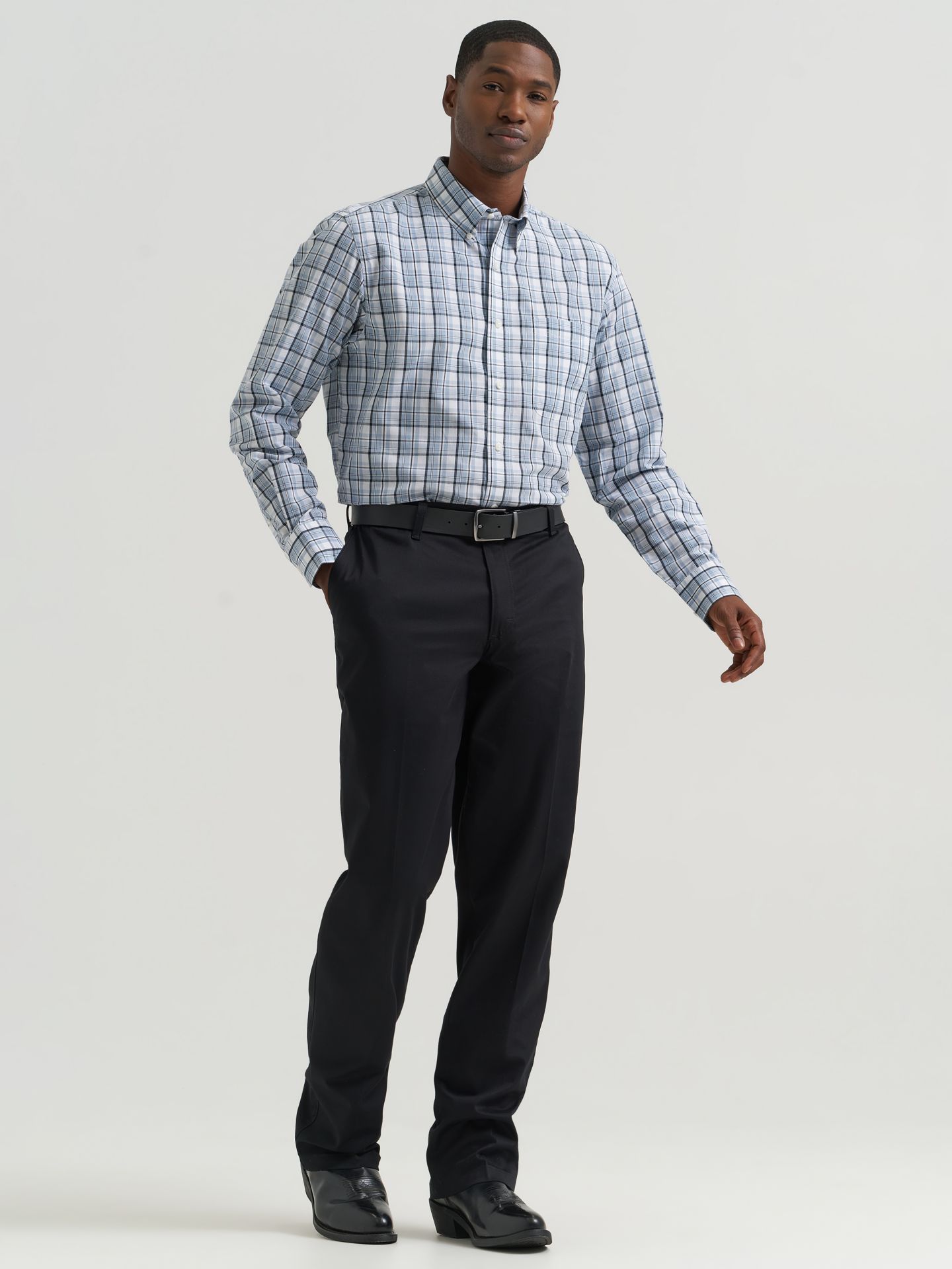 Мужские брюки Wrangler Casuals® Flat Front Relaxed Fit, цвет: Чёрный — фото 1