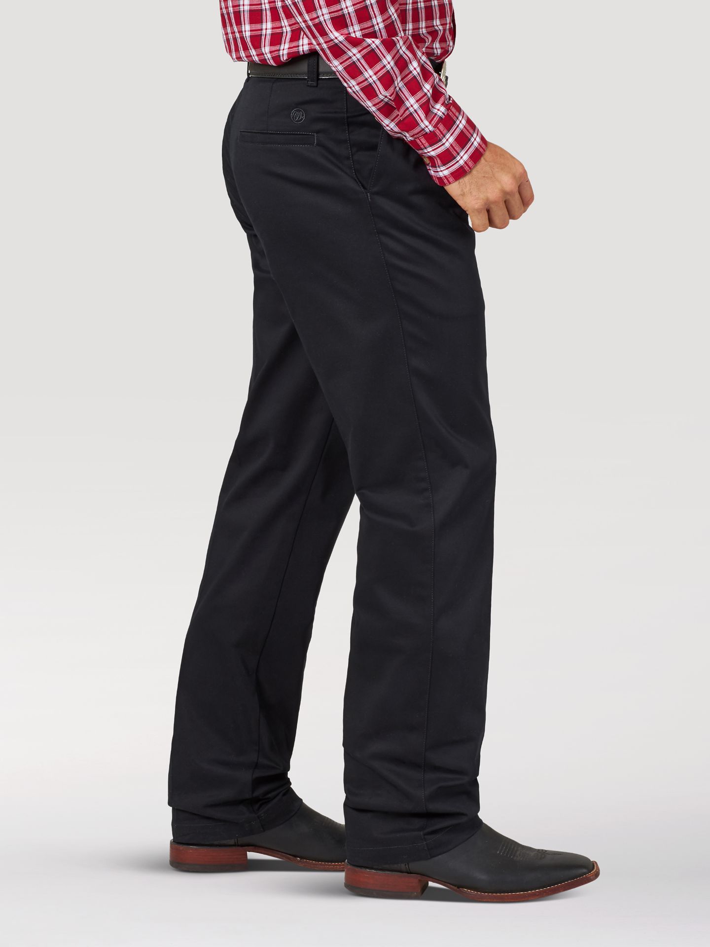 Мужские брюки Wrangler Casuals® Pleated Front Relaxed Fit, цвет: Чёрный — фото 2