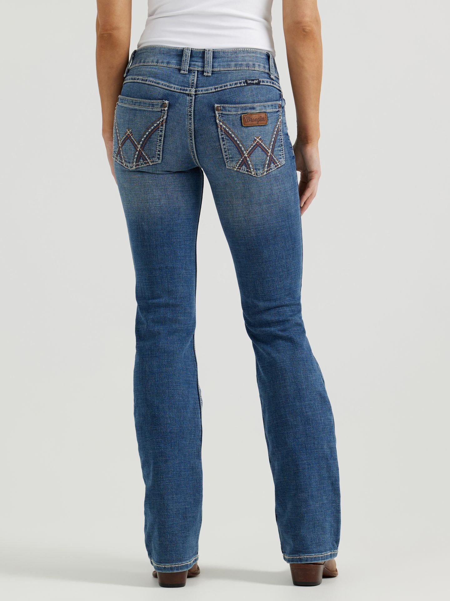 Женские джинсы Wrangler Retro® Mae Mid Rise Bootcut Jean, цвет: Deadwood — фото 2