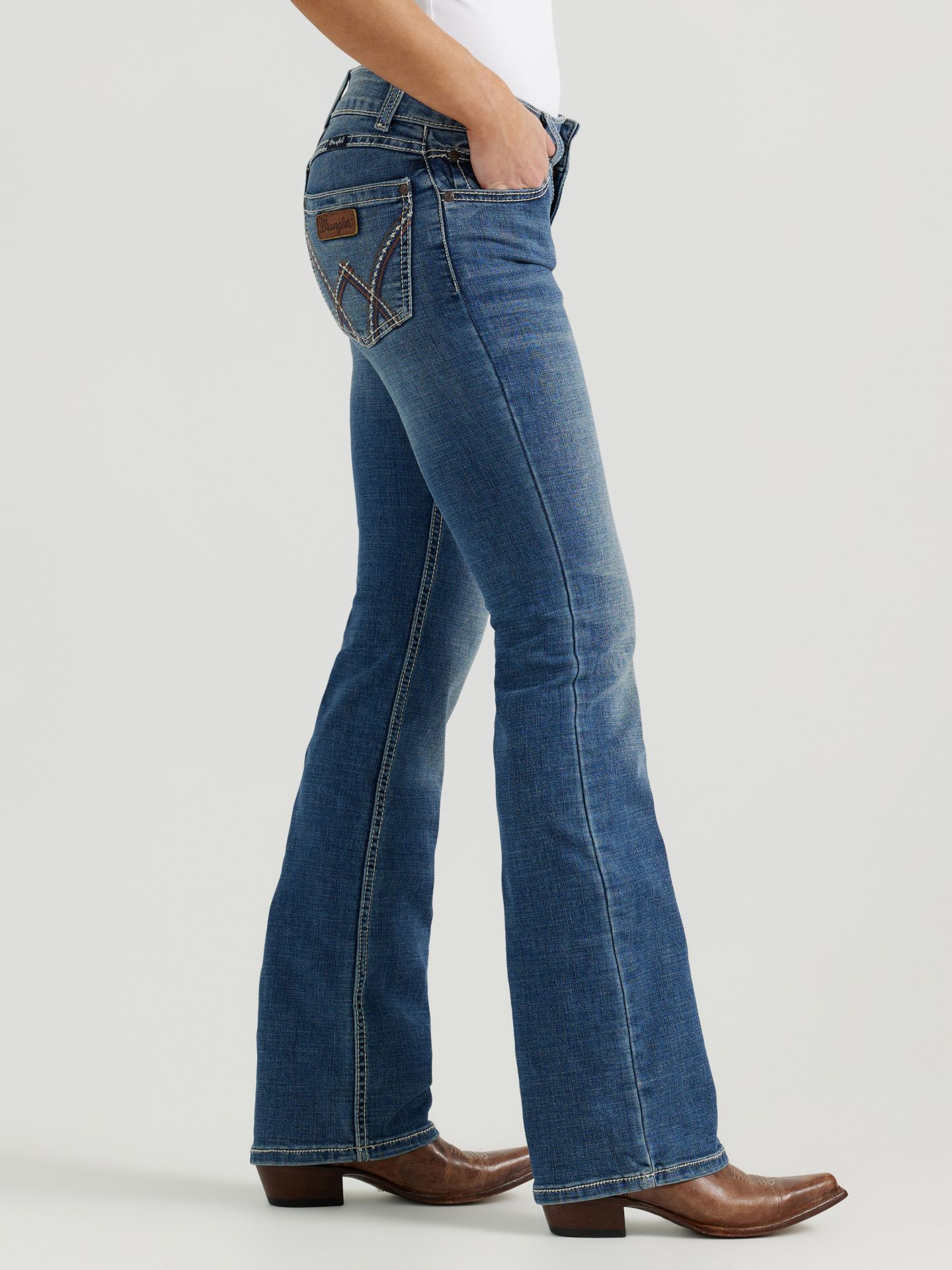 Женские джинсы Wrangler Retro® Mae Mid Rise Bootcut Jean, цвет: Deadwood — фото 3