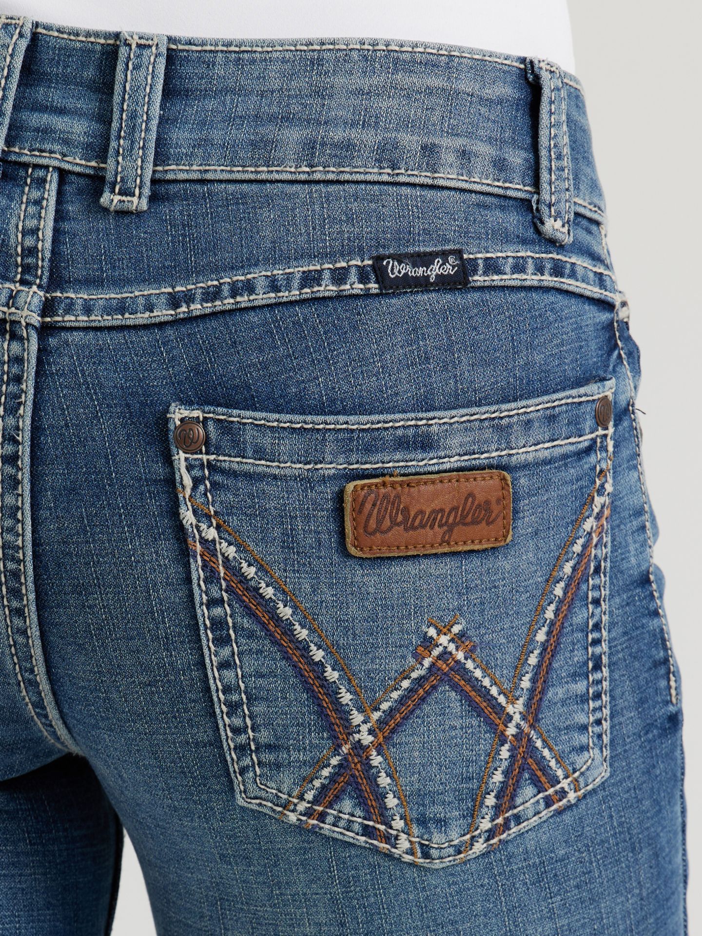Женские джинсы Wrangler Retro® Mae Mid Rise Bootcut Jean, цвет: Deadwood — фото 4