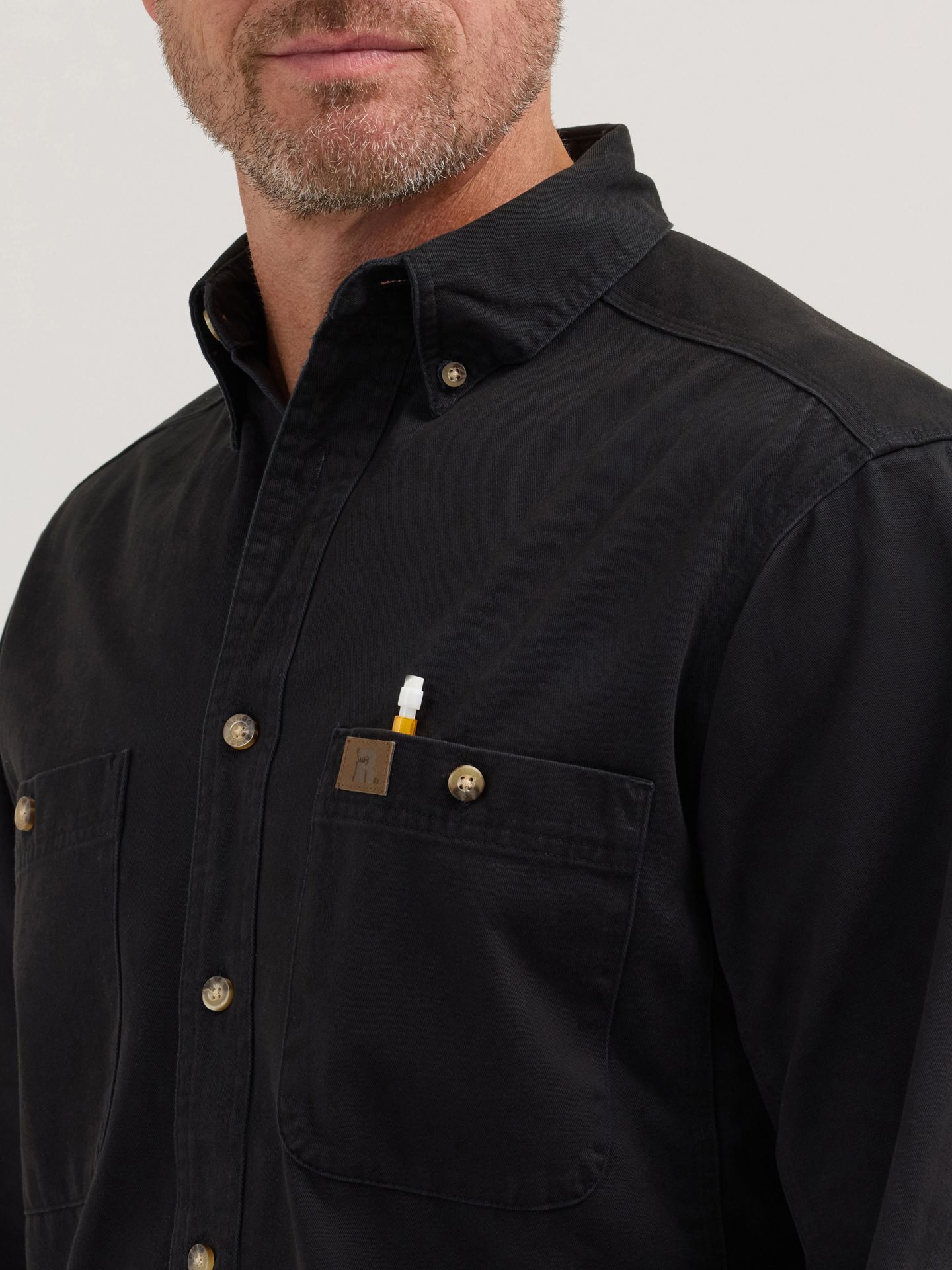 Мужская рубашка Wrangler Riggs Workwear® Long Sleeve Button Down Solid Twill Work Shirt, цвет: Чёрный — фото 3