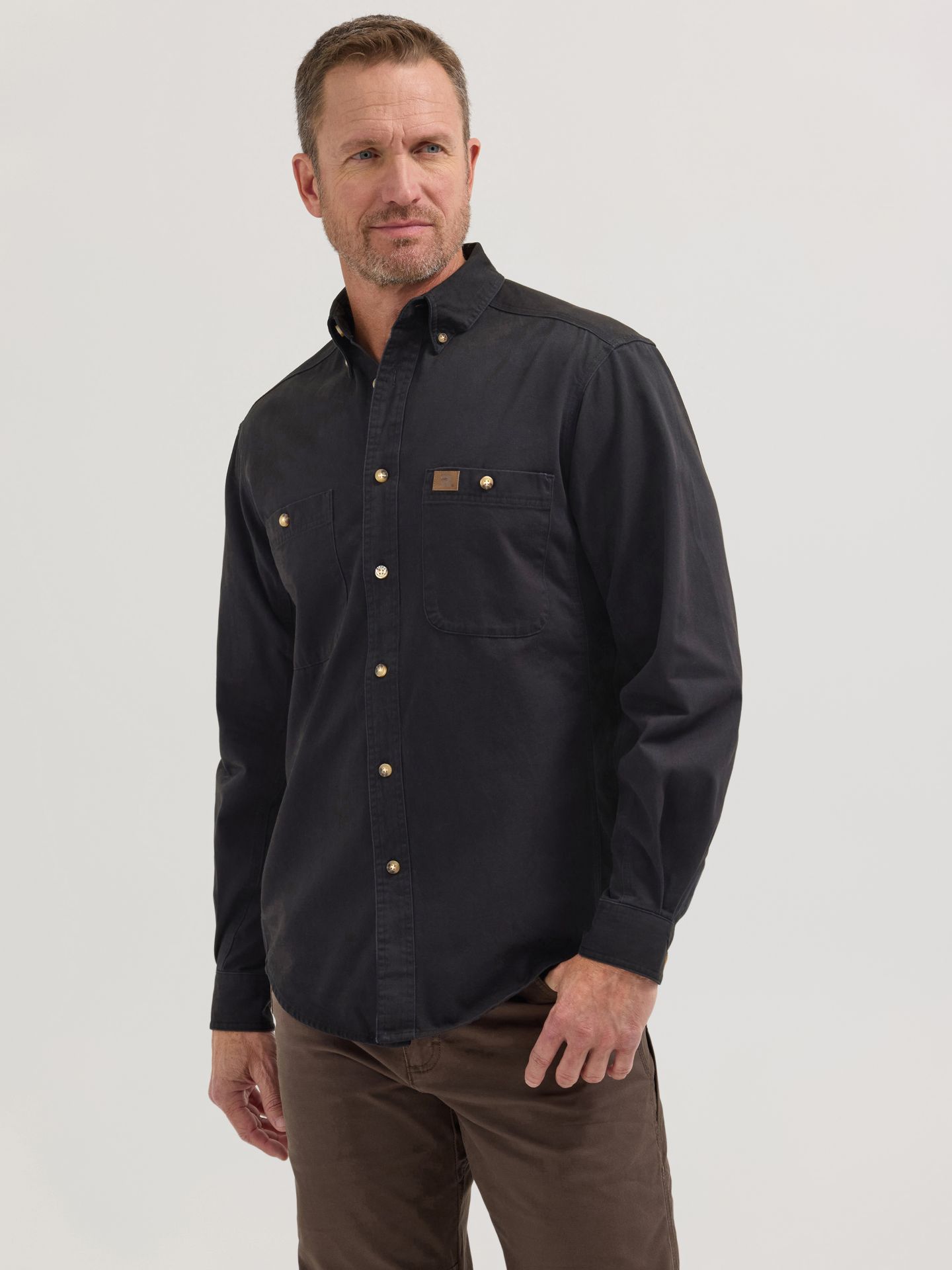 Мужская рубашка Wrangler Riggs Workwear® Long Sleeve Button Down Solid Twill Work Shirt, цвет: Чёрный — фото 1
