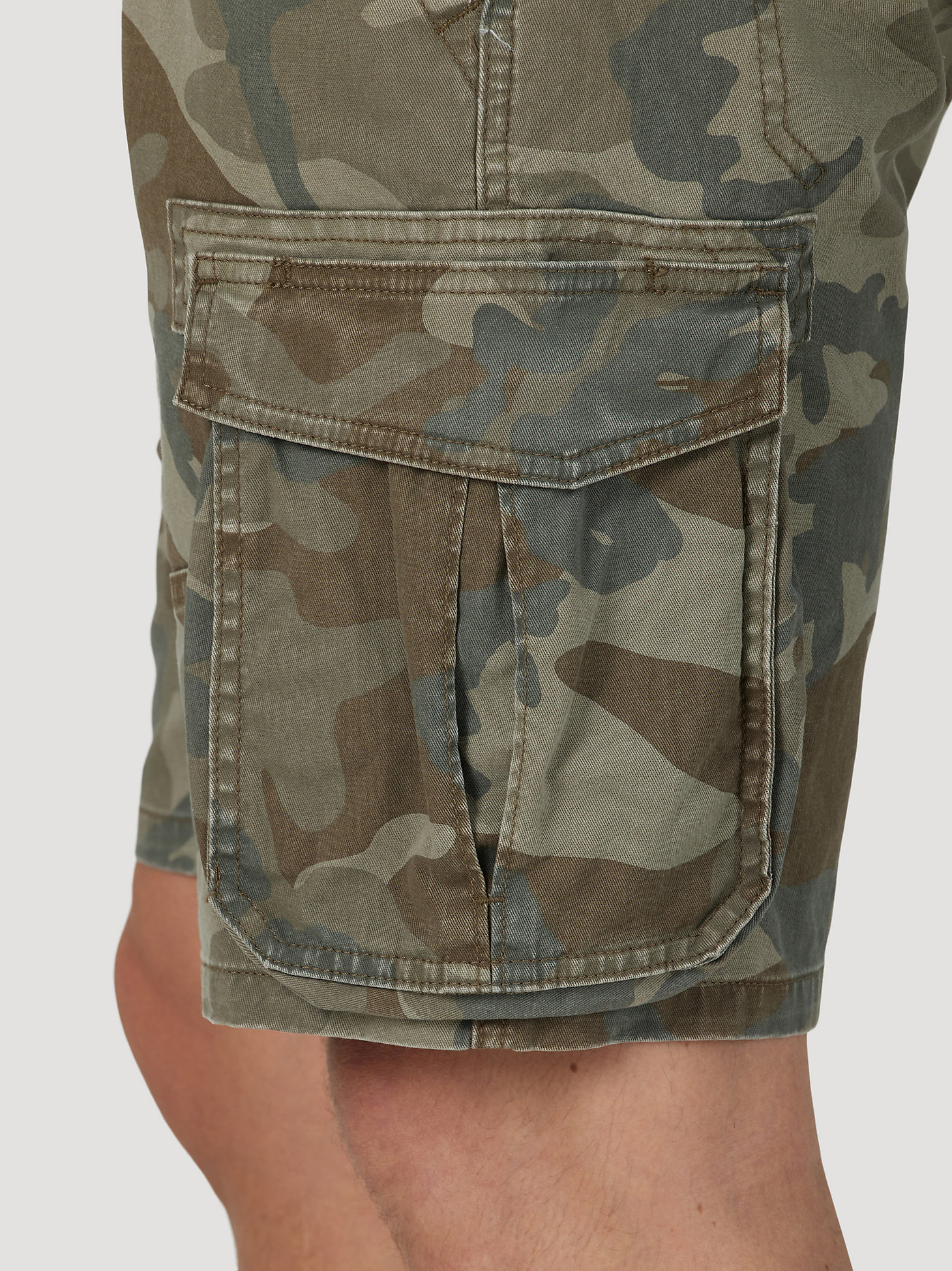 Men's Free To Stretch™ Relaxed Fit Cargo Short in Shadow Brown Camo alternative view 4