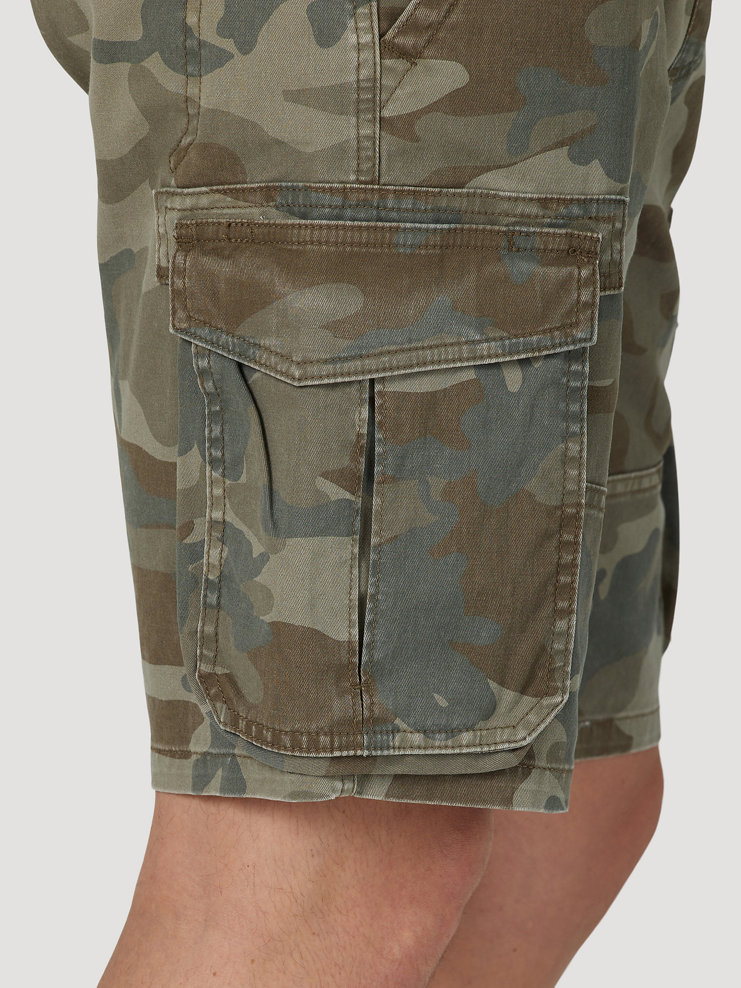 Men's Free To Stretch™ Relaxed Fit Cargo Short in Shadow Brown Camo alternative view 6