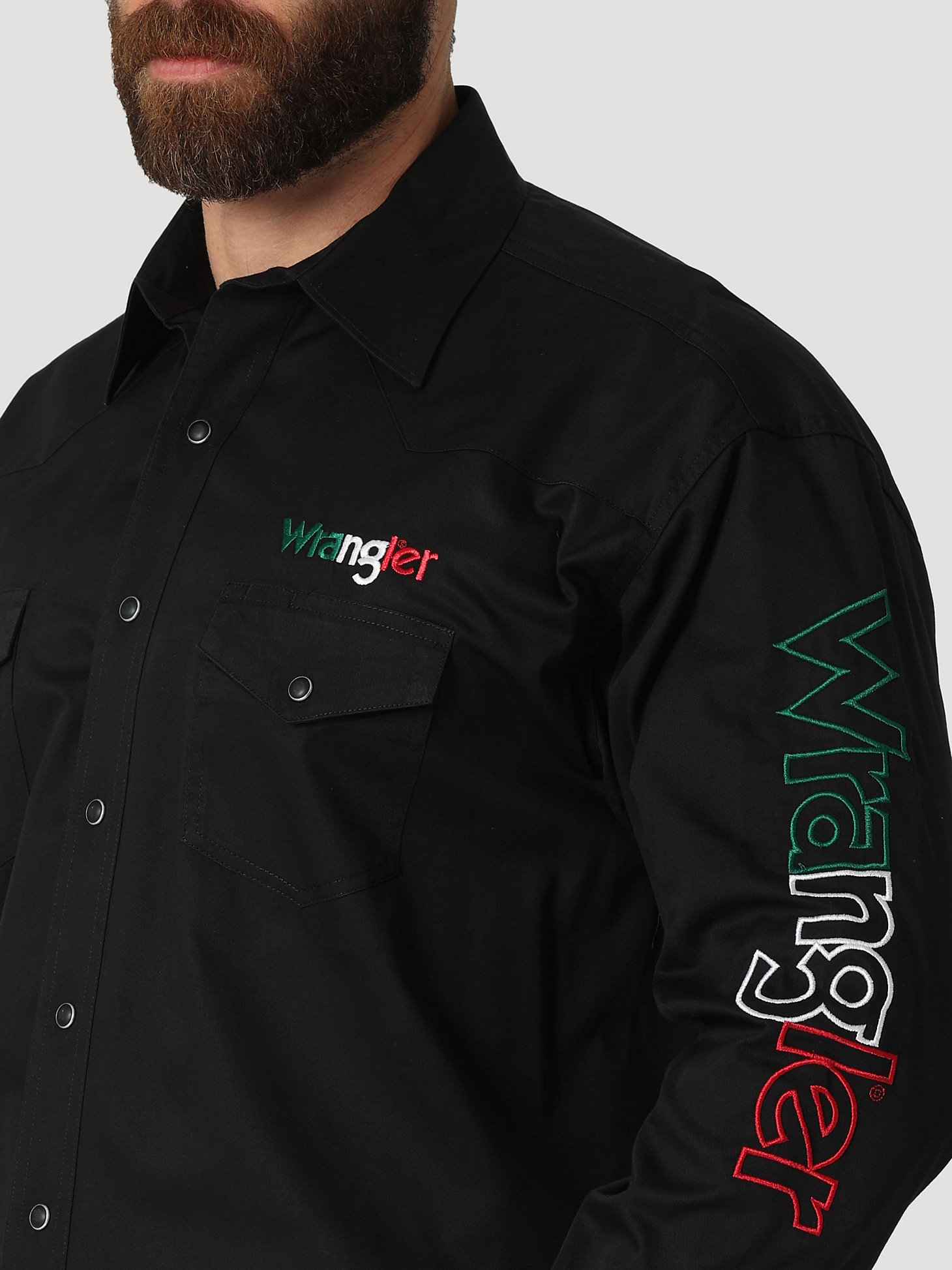 Men's Wrangler® Logo Long Sleeve Button Down Solid Shirt in Black alternative view 4