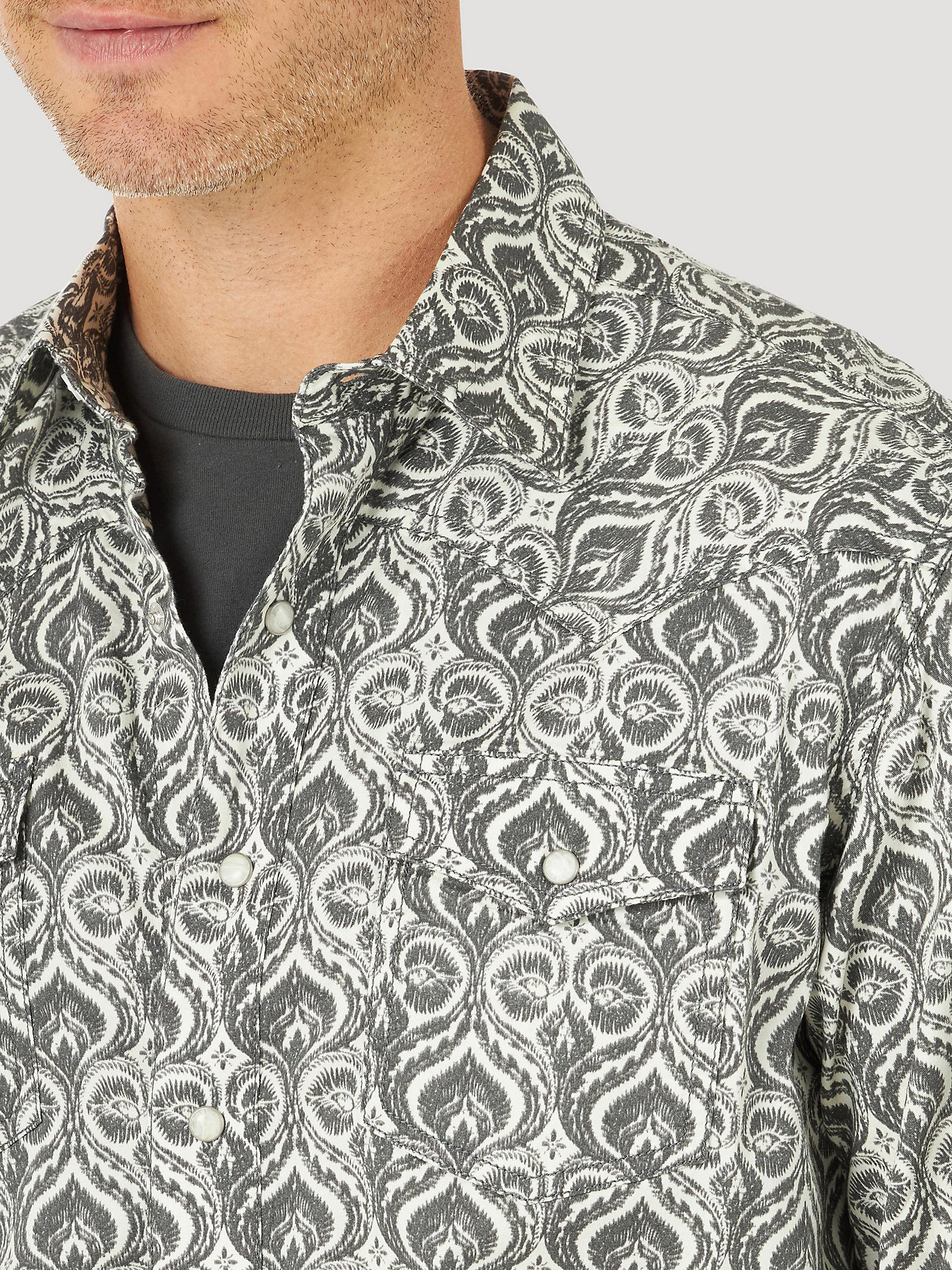 Men's Wrangler Retro® Long Sleeve Western Snap Printed Shirt in Grey Feathers alternative view 2