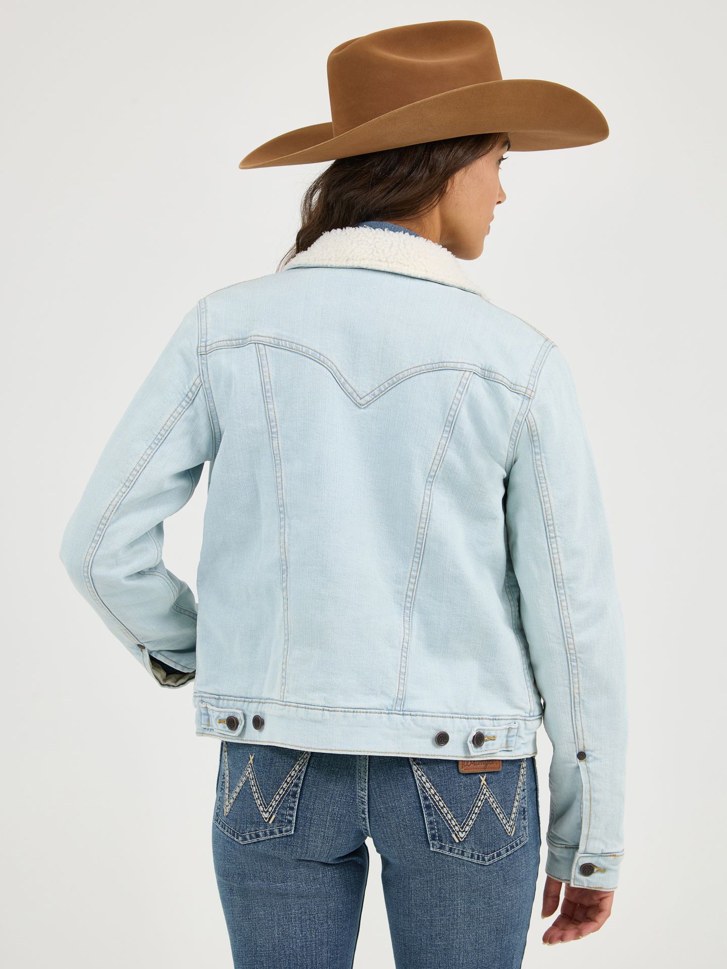 Женская куртка Wrangler Classic Western Denim Sherpa, цвет: Выбеленный джинсовый — фото 3