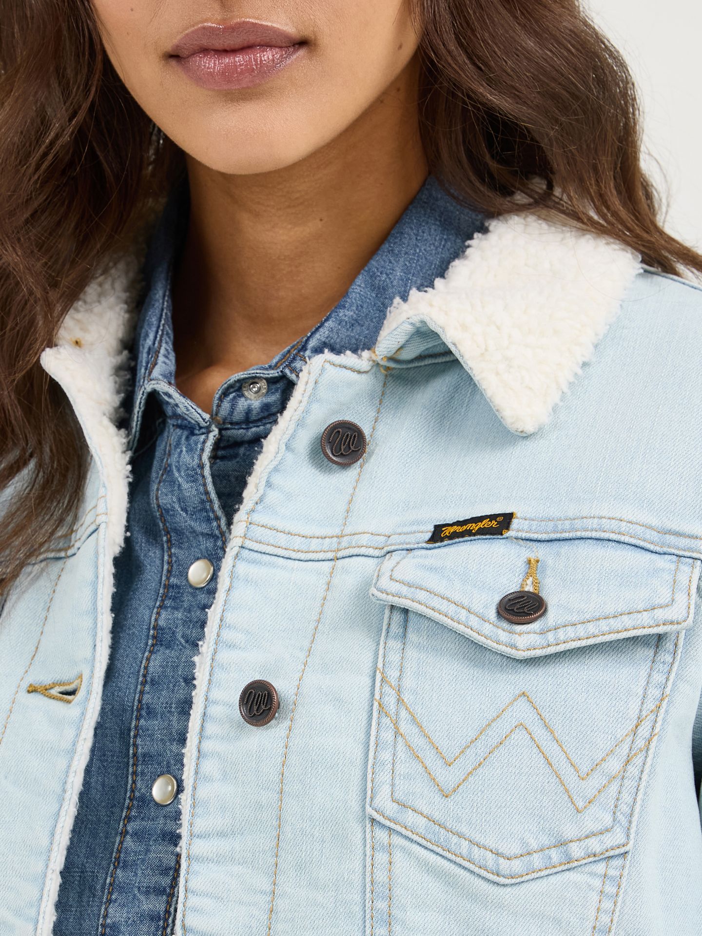Женская куртка Wrangler Classic Western Denim Sherpa, цвет: Выбеленный джинсовый — фото 4