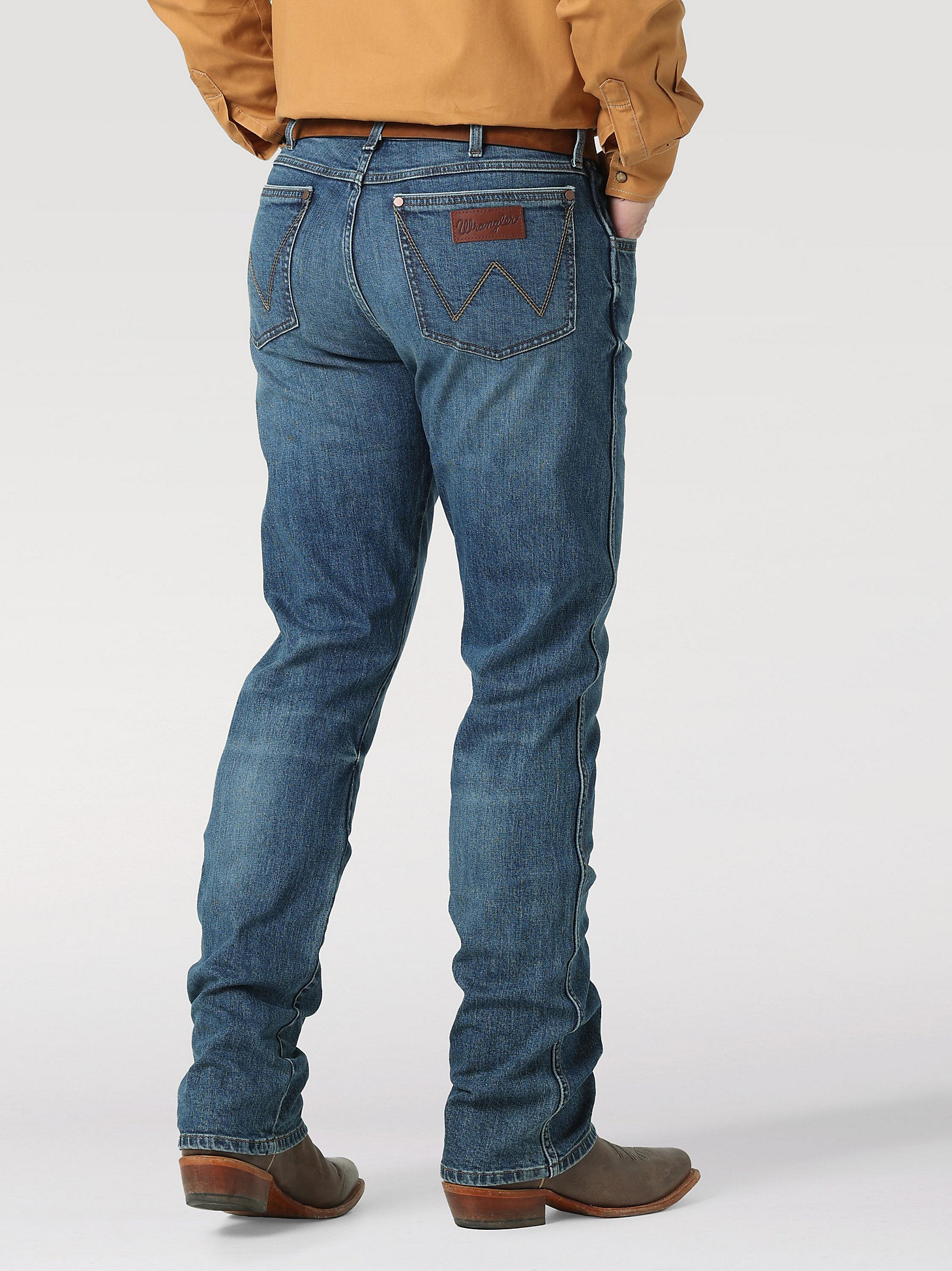 Men's Wrangler Retro® Slim Fit Straight Leg Jean in Ferris alternative view 2