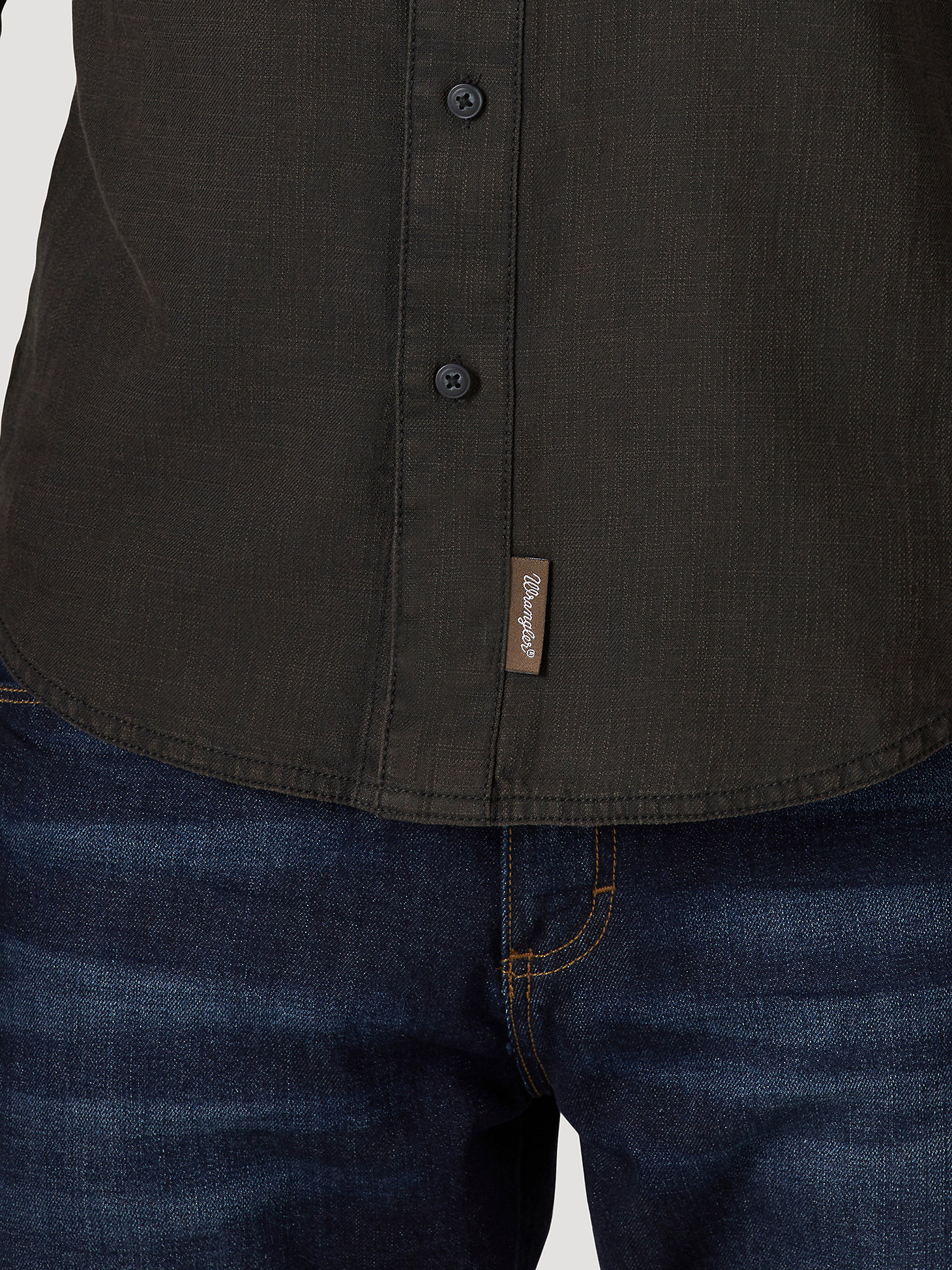 Men's Wrangler Retro® Premium Long Sleeve Button-Down Solid Shirt in Moonless Night alternative view 3
