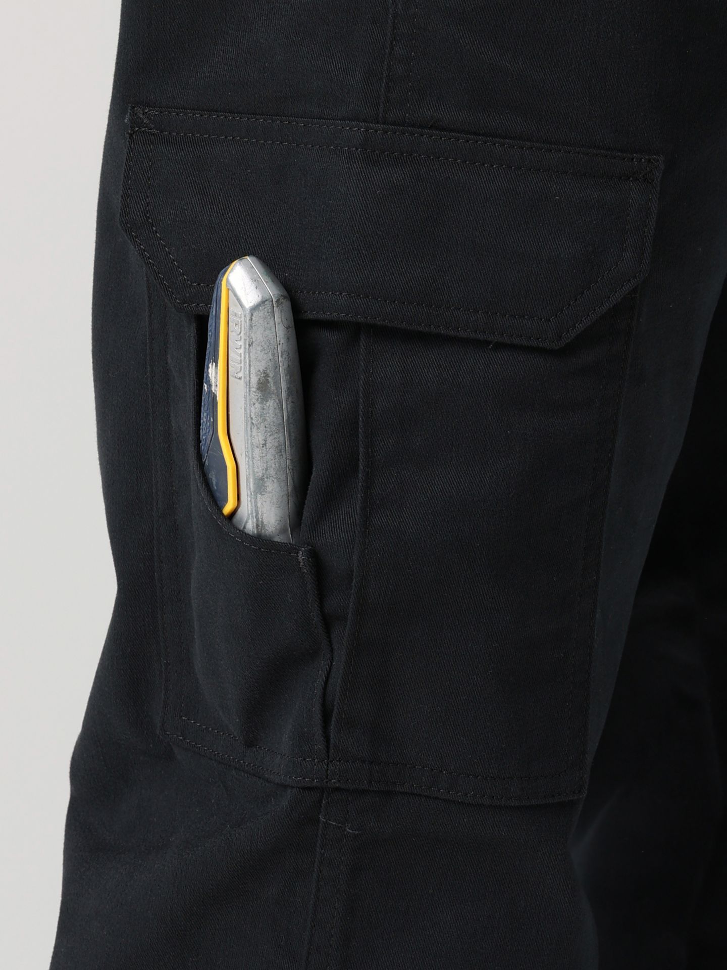 Мужские брюки Wrangler Workwear Twill Cargo, цвет: Угольно-чёрный — фото 4