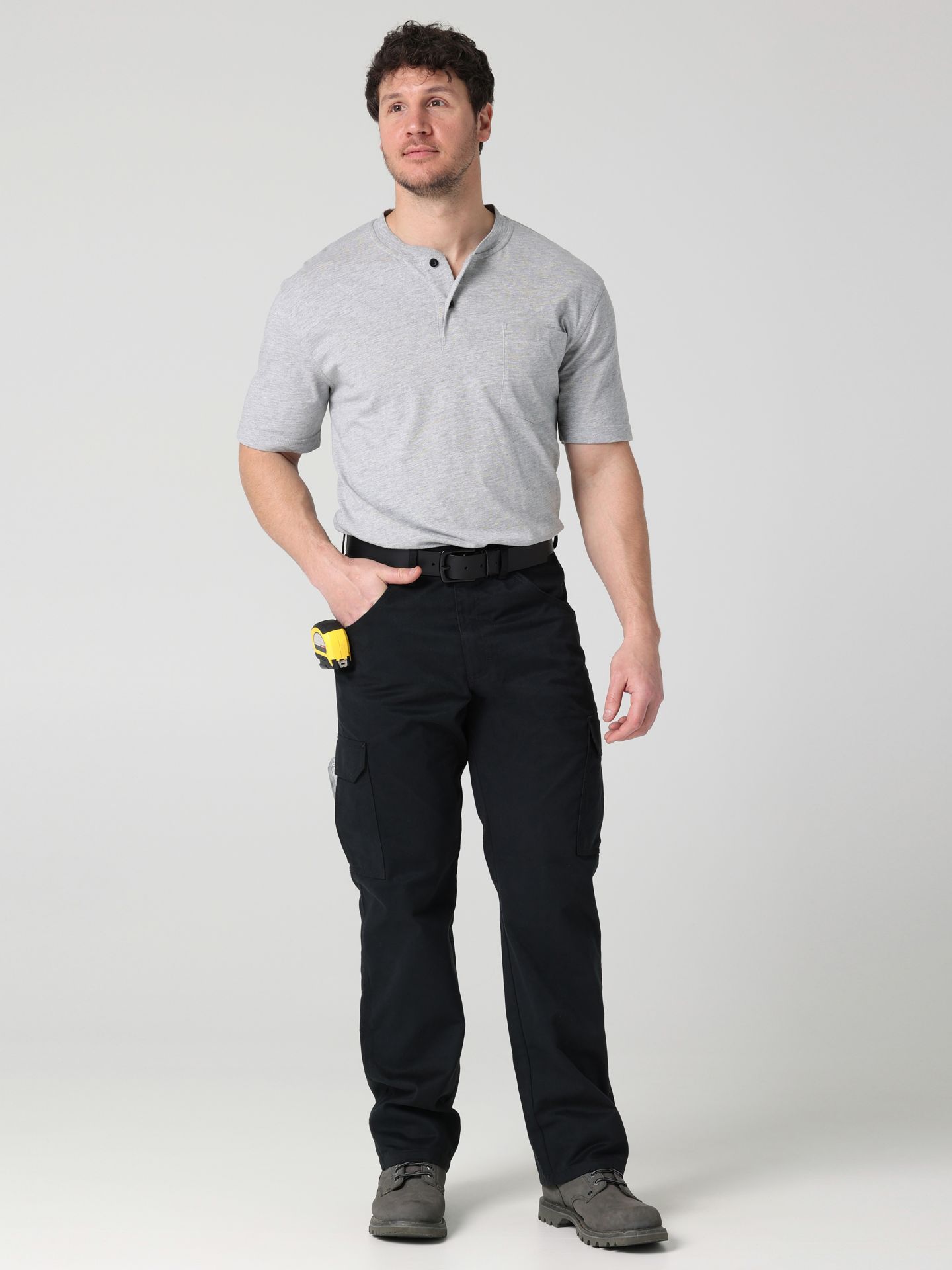 Мужские брюки Wrangler Workwear Twill Cargo, цвет: Угольно-чёрный — фото 1