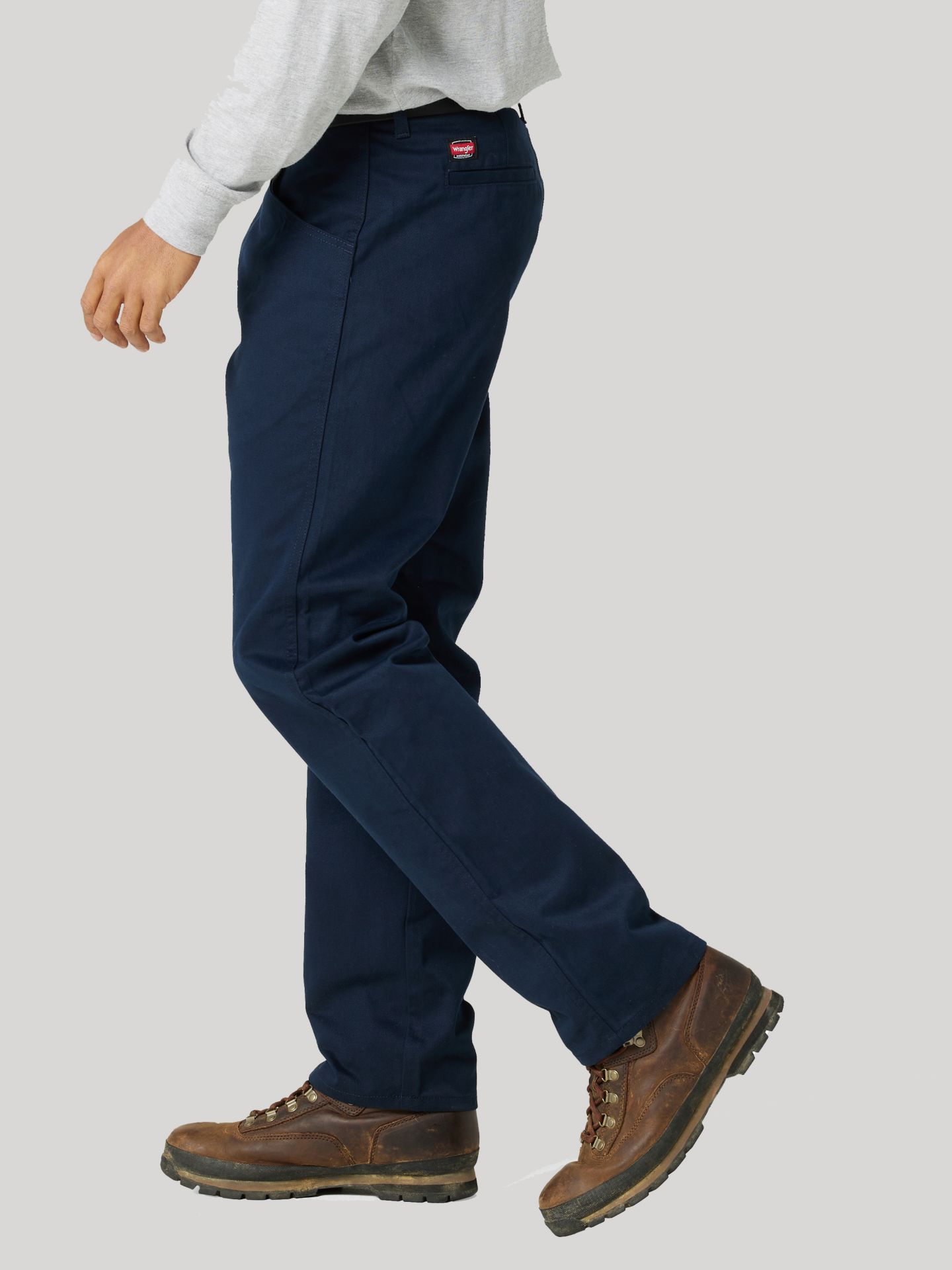 Мужские брюки Wrangler Workwear Relaxed Straight, цвет: Тёмный сапфировый — фото 2
