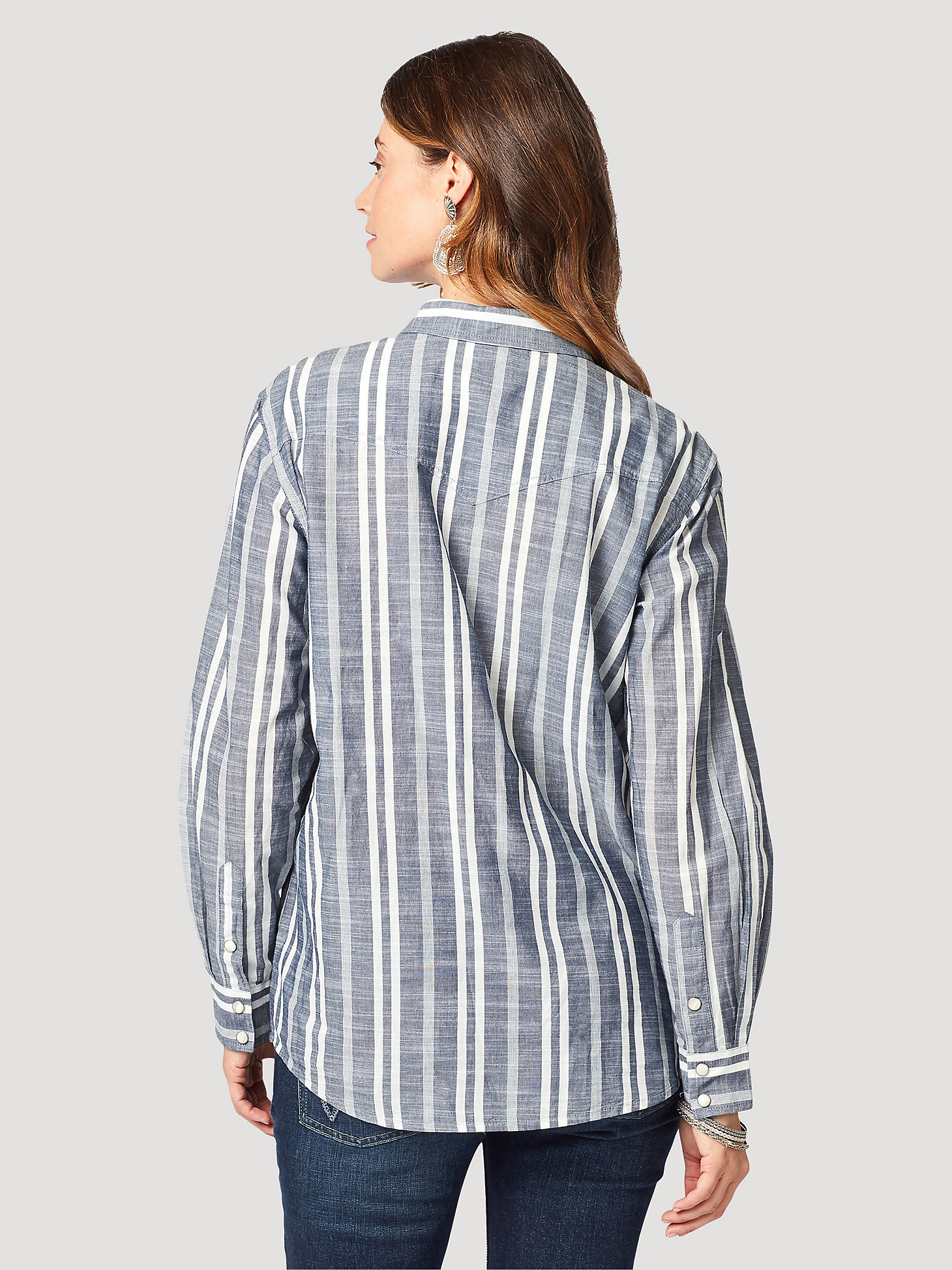 Women's Wrangler Retro® Long Sleeve Boyfriend Fit Snap Shirt in Indigo alternative view 2