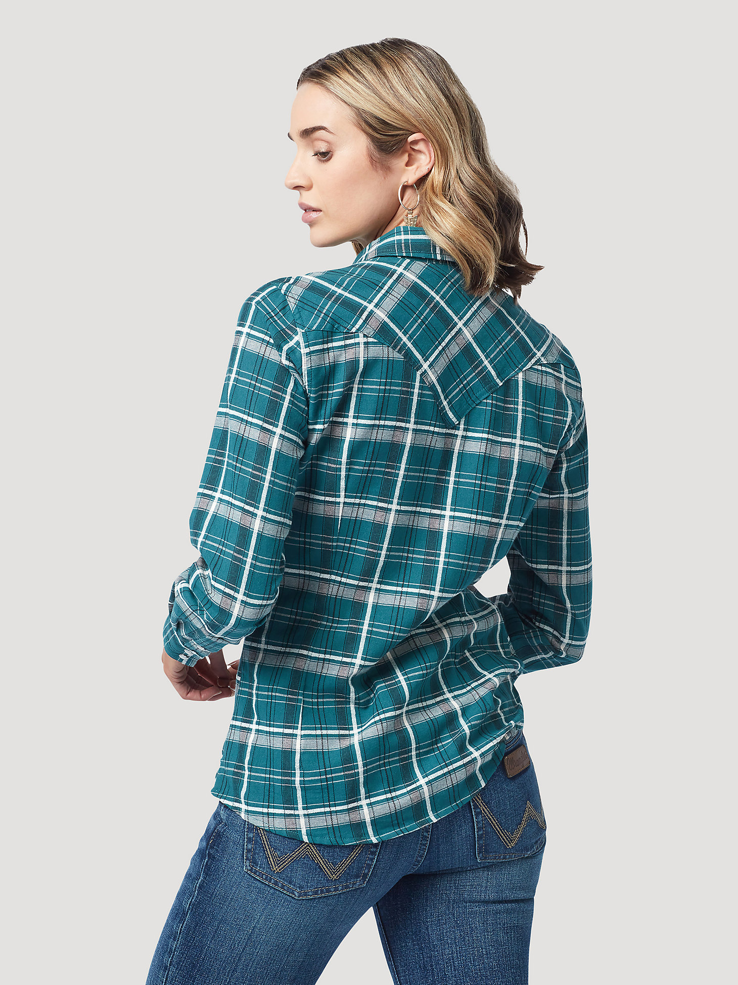 Women's Wrangler Retro® Textured Western Snap Shirt in Apatite alternative view 2
