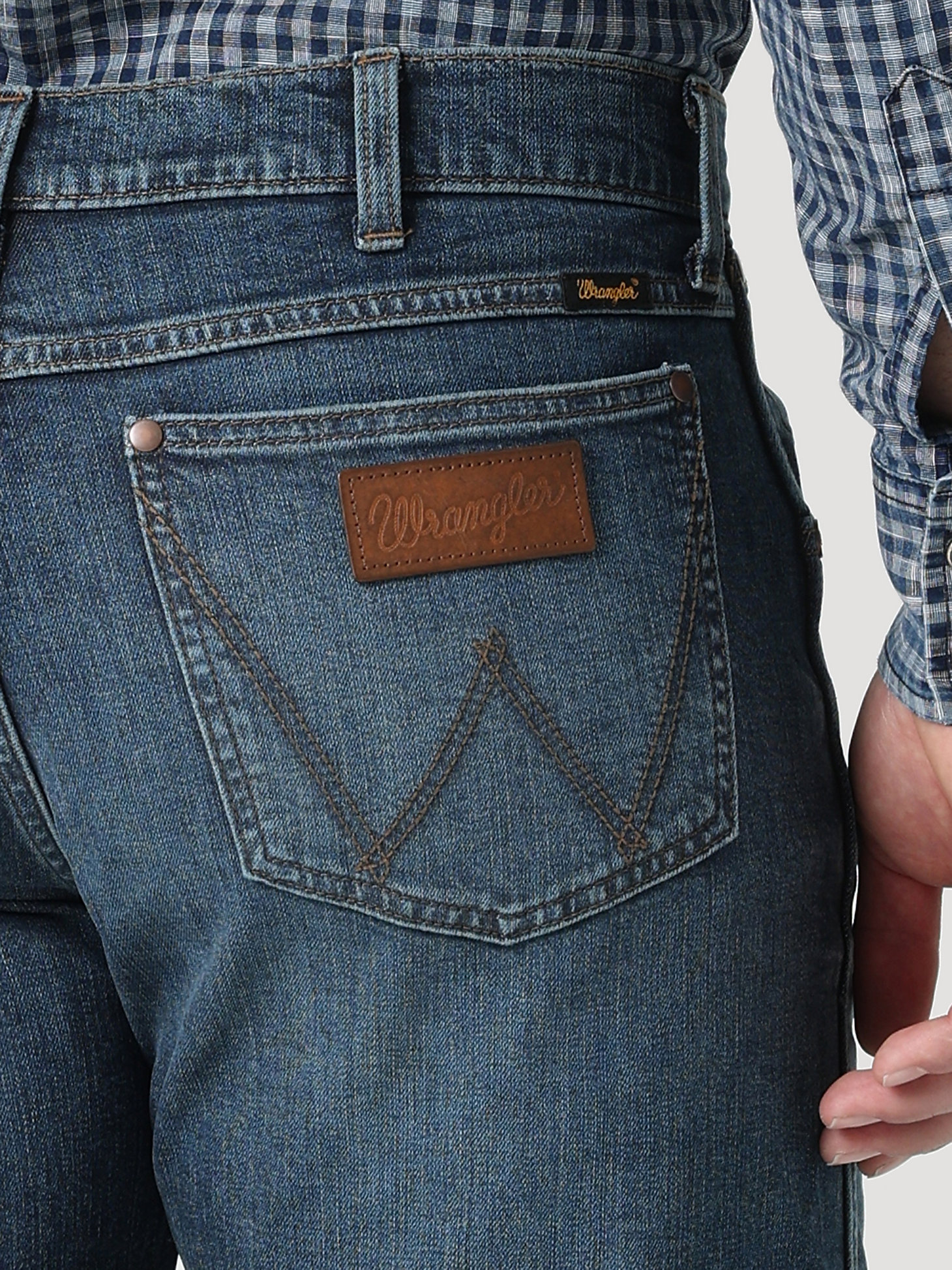 The Wrangler Retro® Premium Jean: Men's Slim Straight in Enerjean alternative view 4