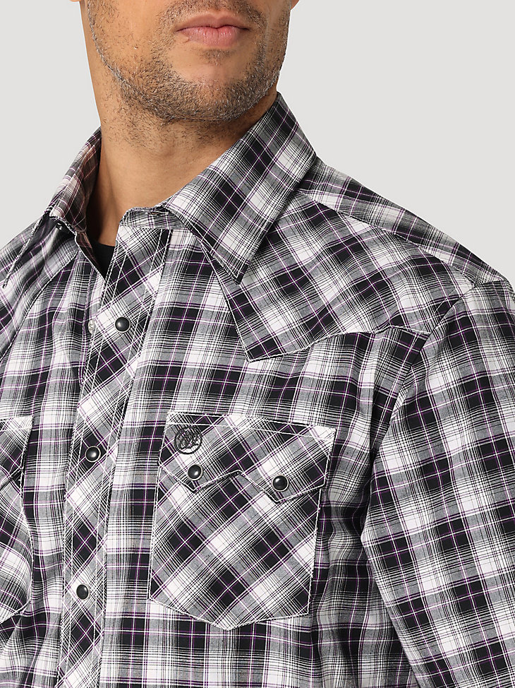 Men's Wrangler Retro® Short Sleeve Western Snap with Sawtooth Flap Pocket Plaid Shirt in Black White alternative view 2