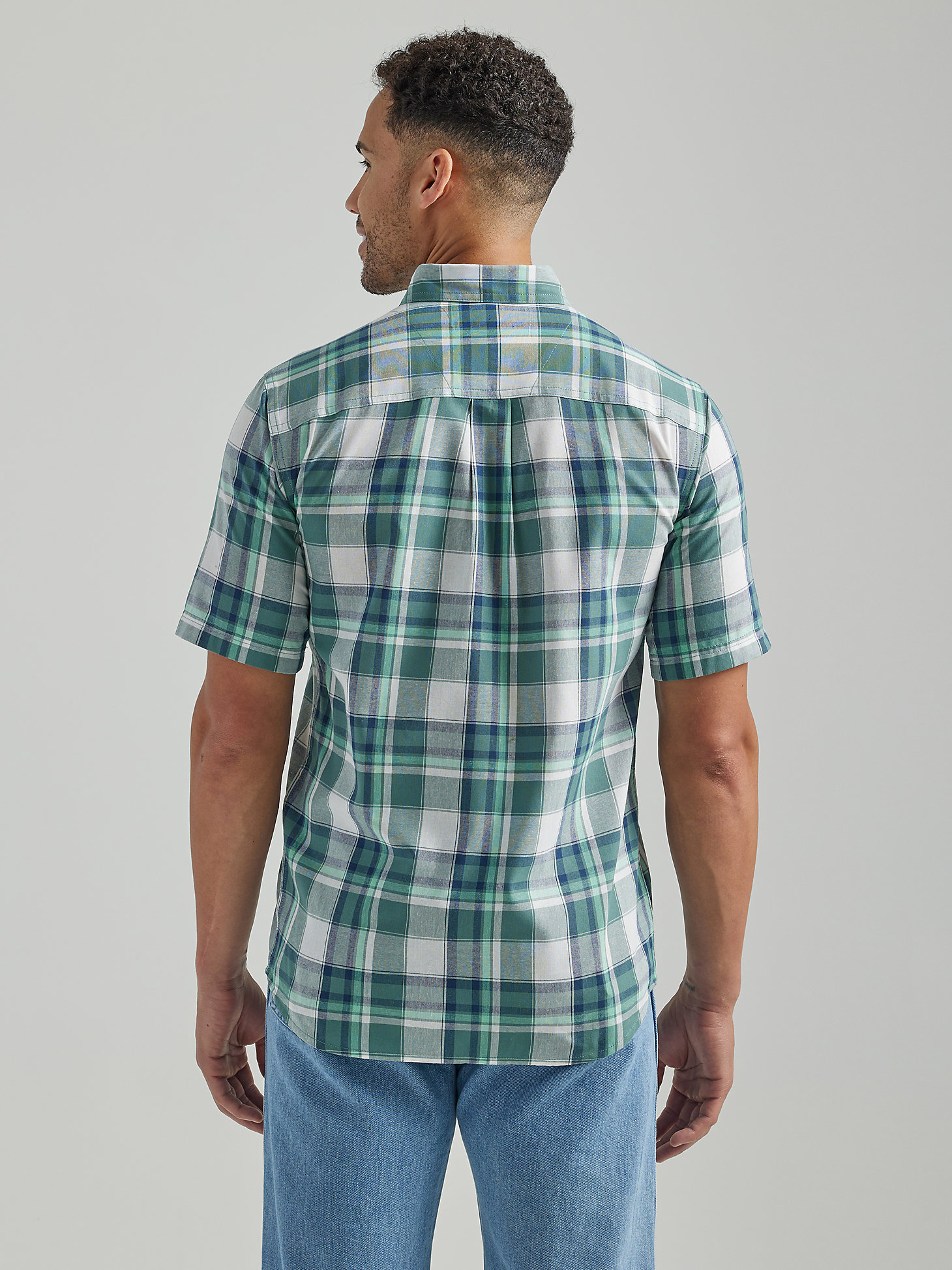 Wrangler Rugged Wear® Short Sleeve Easy Care Plaid Button-Down Shirt in Fir Green alternative view 1