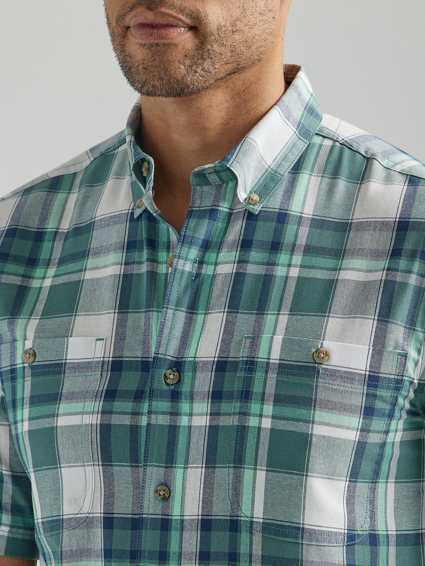 Wrangler Rugged Wear® Short Sleeve Easy Care Plaid Button-Down Shirt in Fir Green alternative view 2