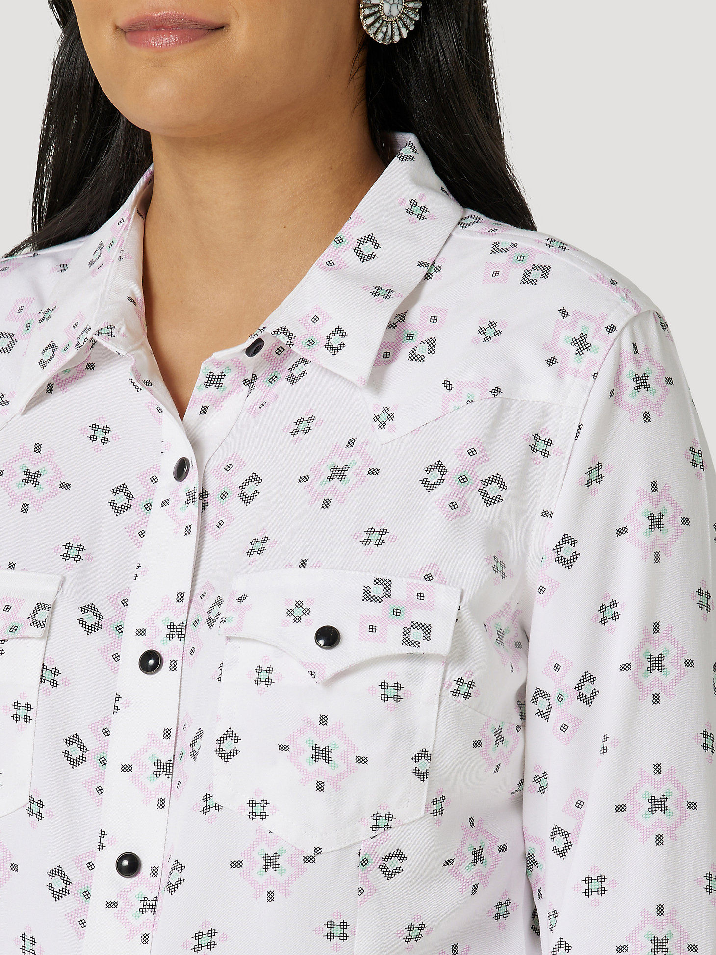 Women's Wrangler Retro® Geo Print Western Snap Shirt in White Tec alternative view 3