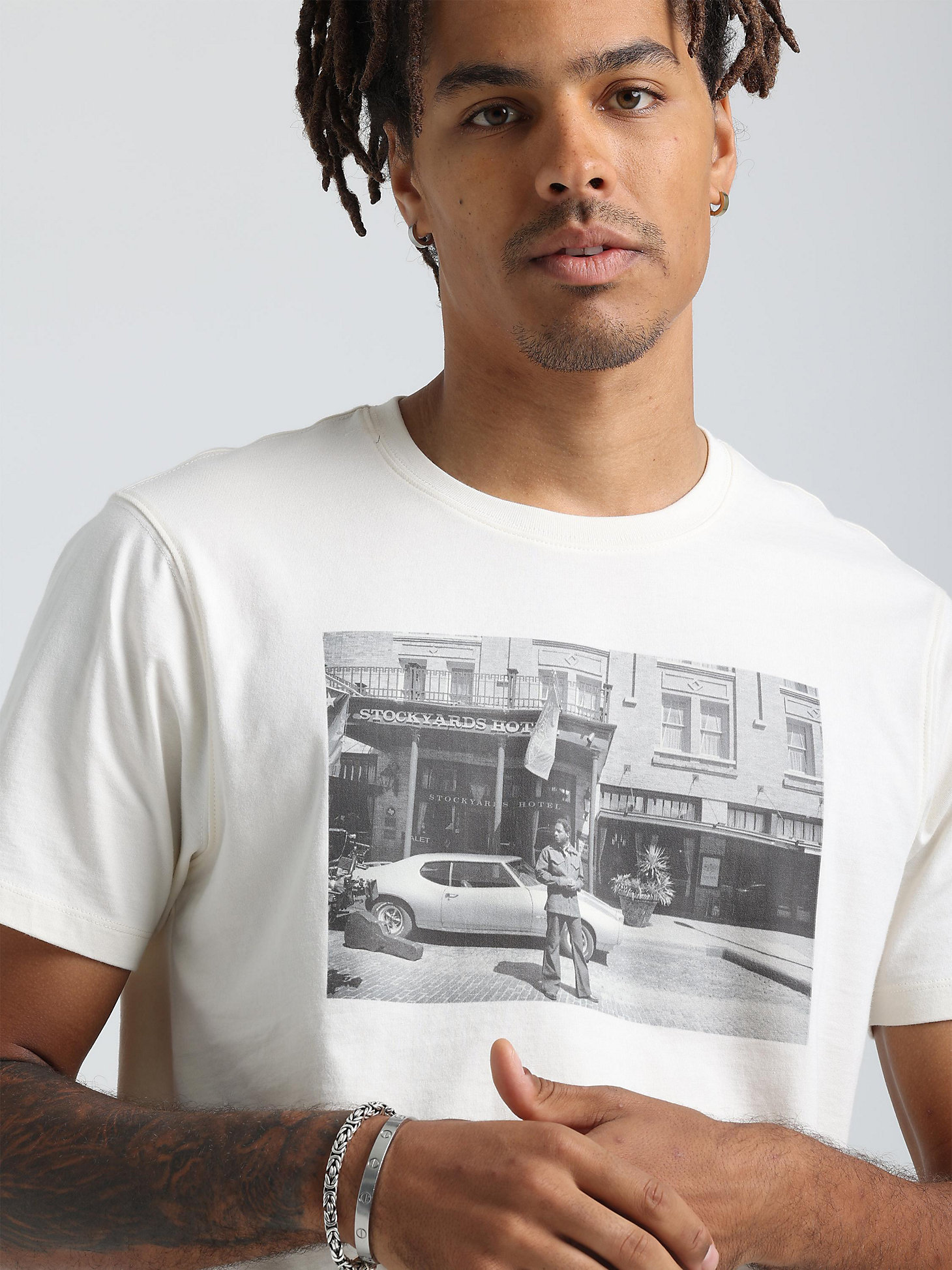 Wrangler X Leon Bridges Men's Photo T-Shirt in Vanilla Ice alternative view 3