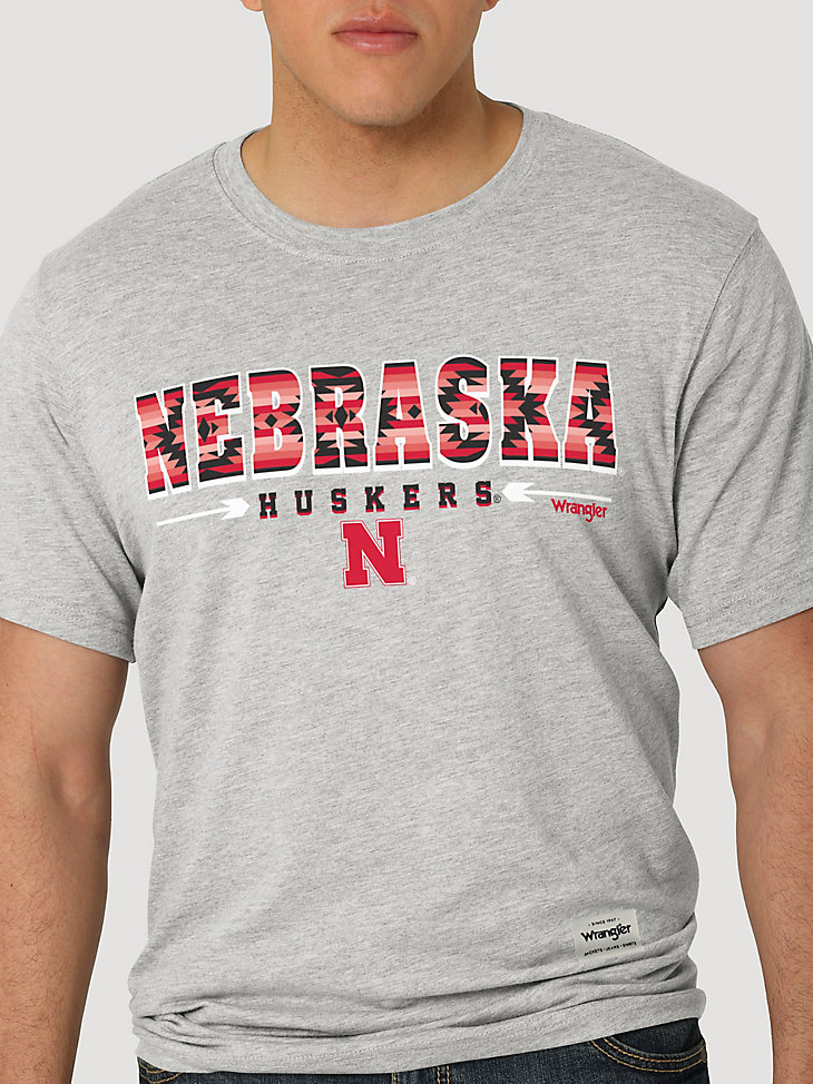 Wrangler Collegiate Sunset Printed Short Sleeve T-Shirt in University of Nebraska alternative view