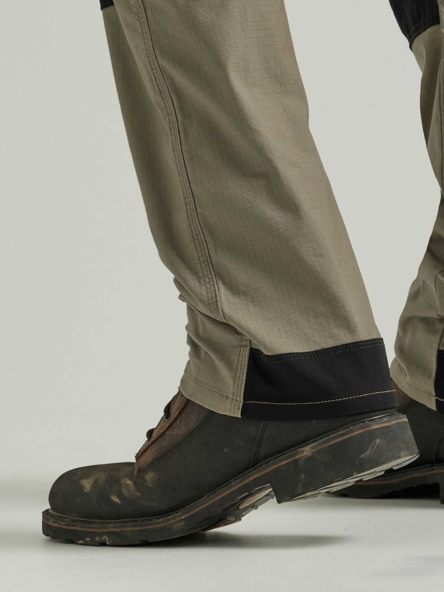 Мужские брюки Wrangler Riggs Workwear® Technical Carpenter, цвет: Тёмный хаки — фото 8