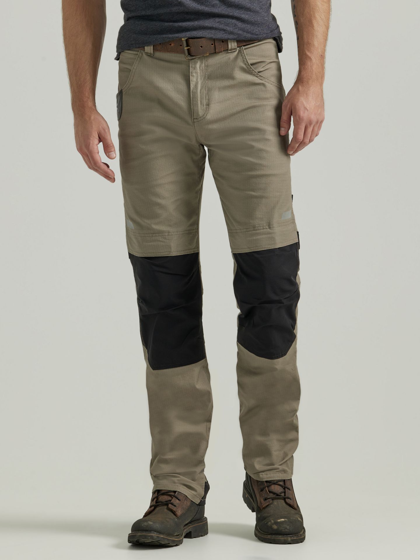 Мужские брюки Wrangler Riggs Workwear® Technical Carpenter, цвет: Тёмный хаки — фото 1