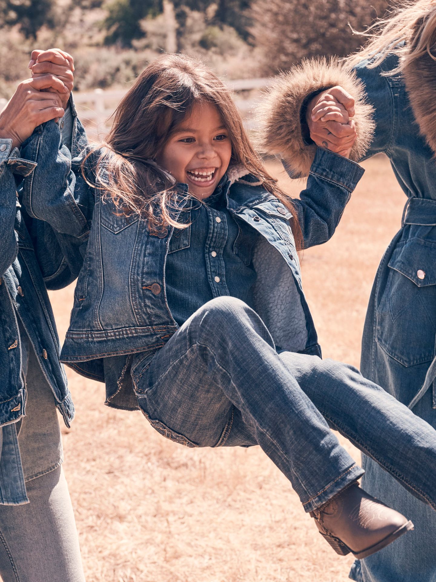 Куртка Wrangler Sherpa Lined Trucker для девочек, цвет: Синий джинсовый — фото 1