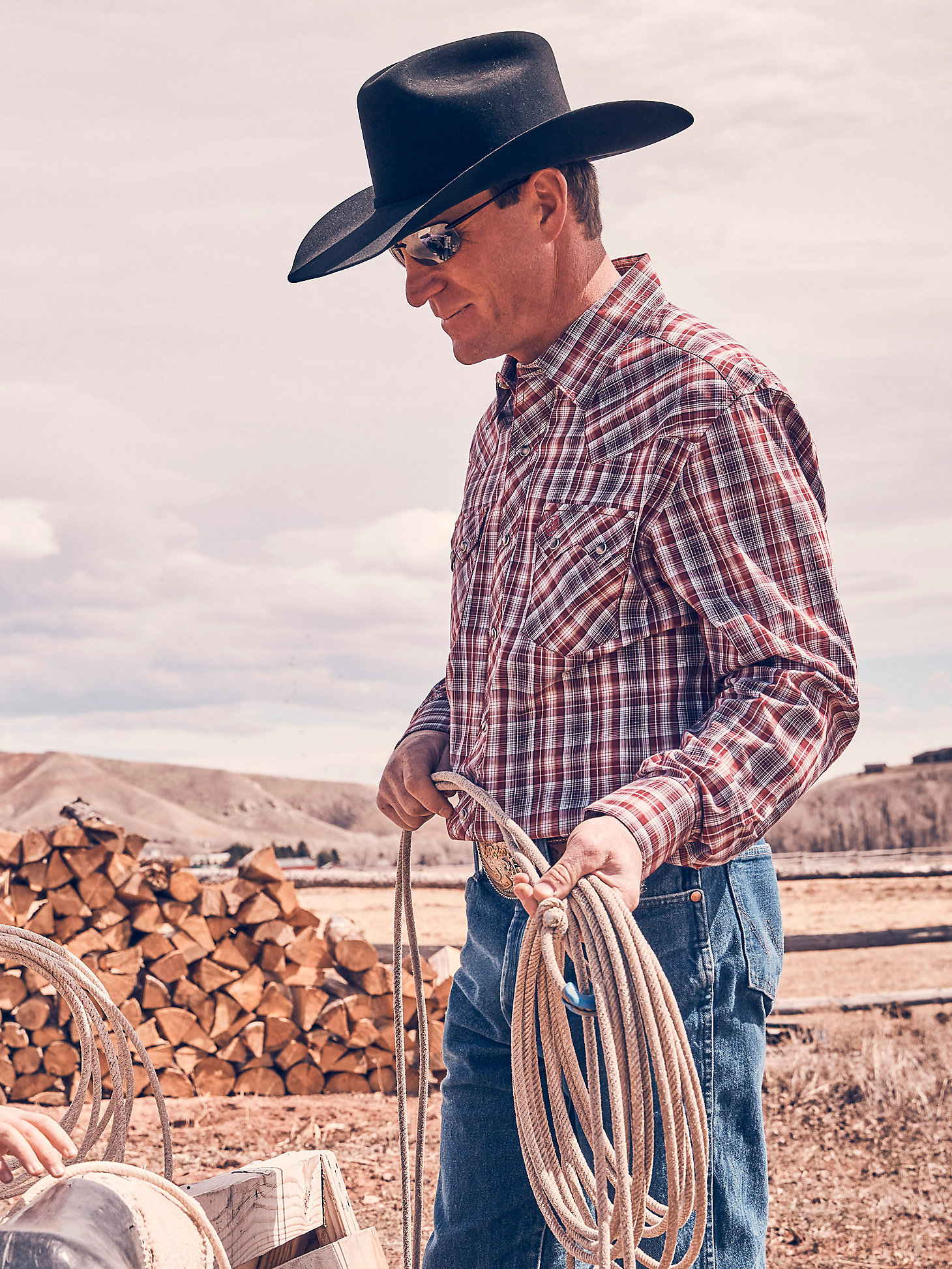 Men's Wrangler Retro® Long Sleeve Sawtooth Snap Pocket Western Shirt in Red Grey Plaid alternative view 1