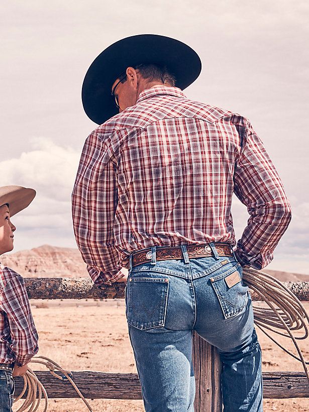 Men's Wrangler Retro® Long Sleeve Sawtooth Snap Pocket Western Shirt in Red Grey Plaid