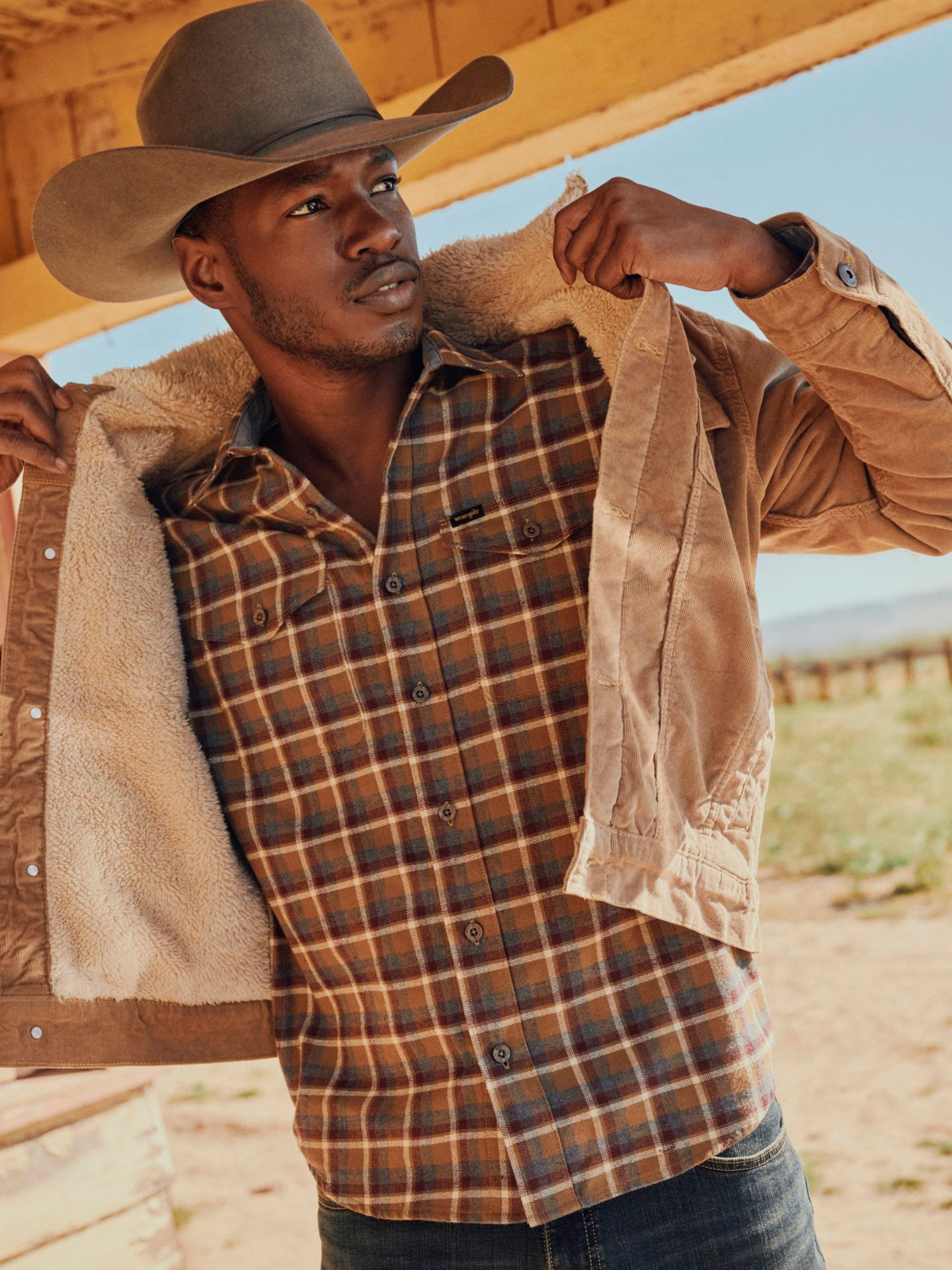 Мужская куртка Wrangler Sherpa Lined Corduroy Trucker, цвет: Acorn — фото 2