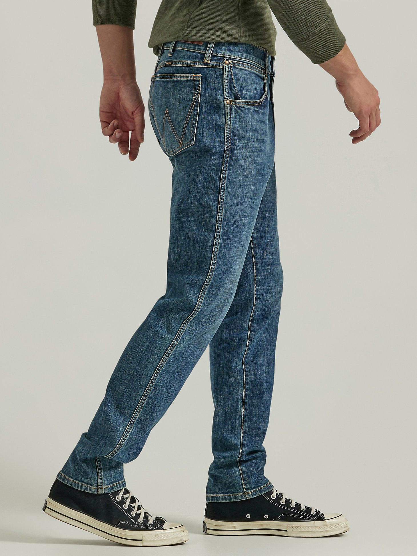 Men's Tapered Regular Fit Jean in Medium Wash alternative view 2