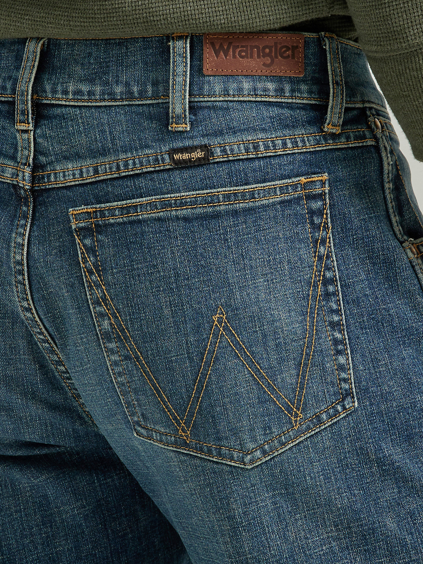 Men's Tapered Regular Fit Jean in Medium Wash alternative view 4