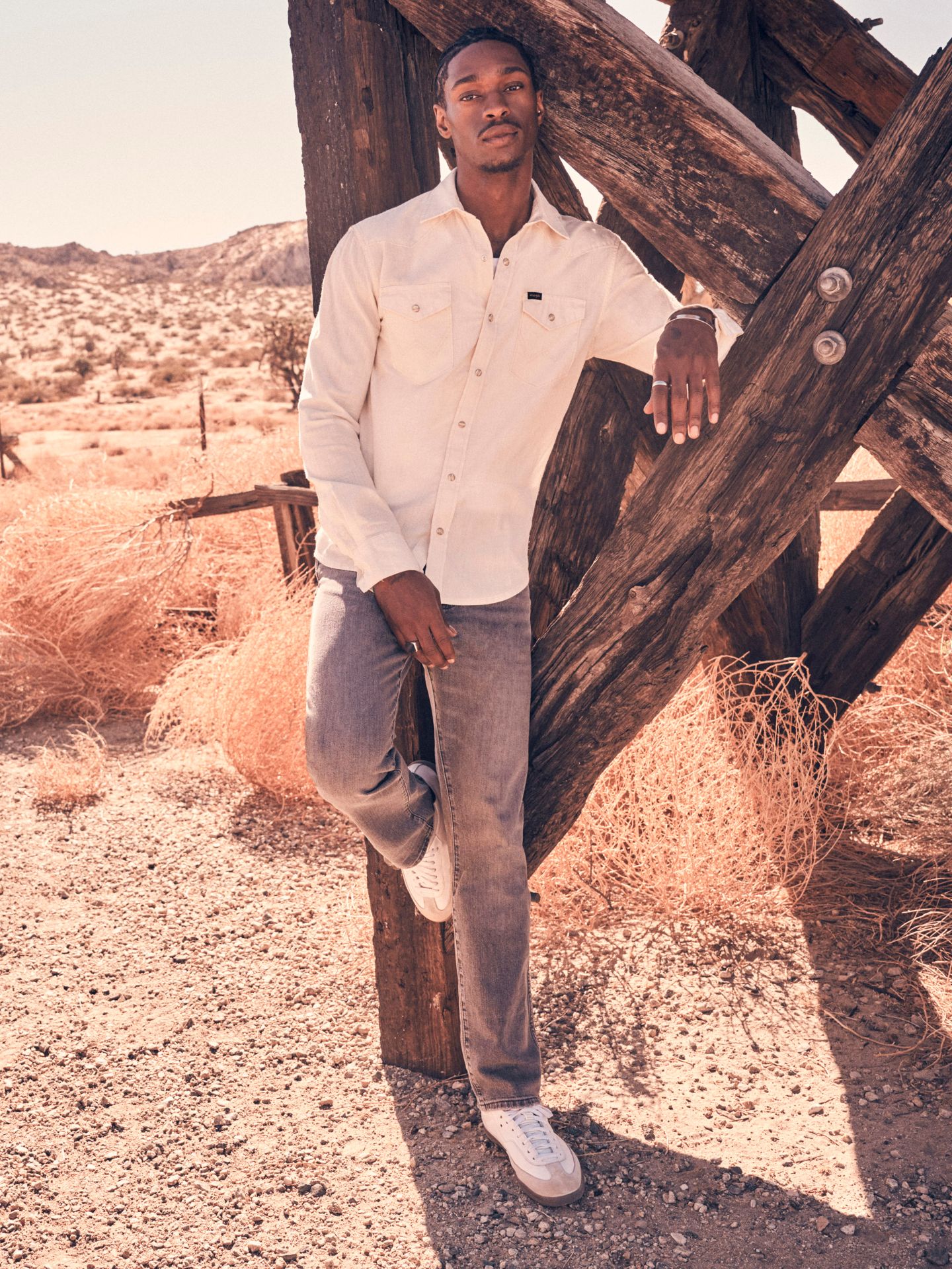 Мужские джинсы Wrangler Slim Straight Jean, цвет: Светлый серый варёный — фото 1