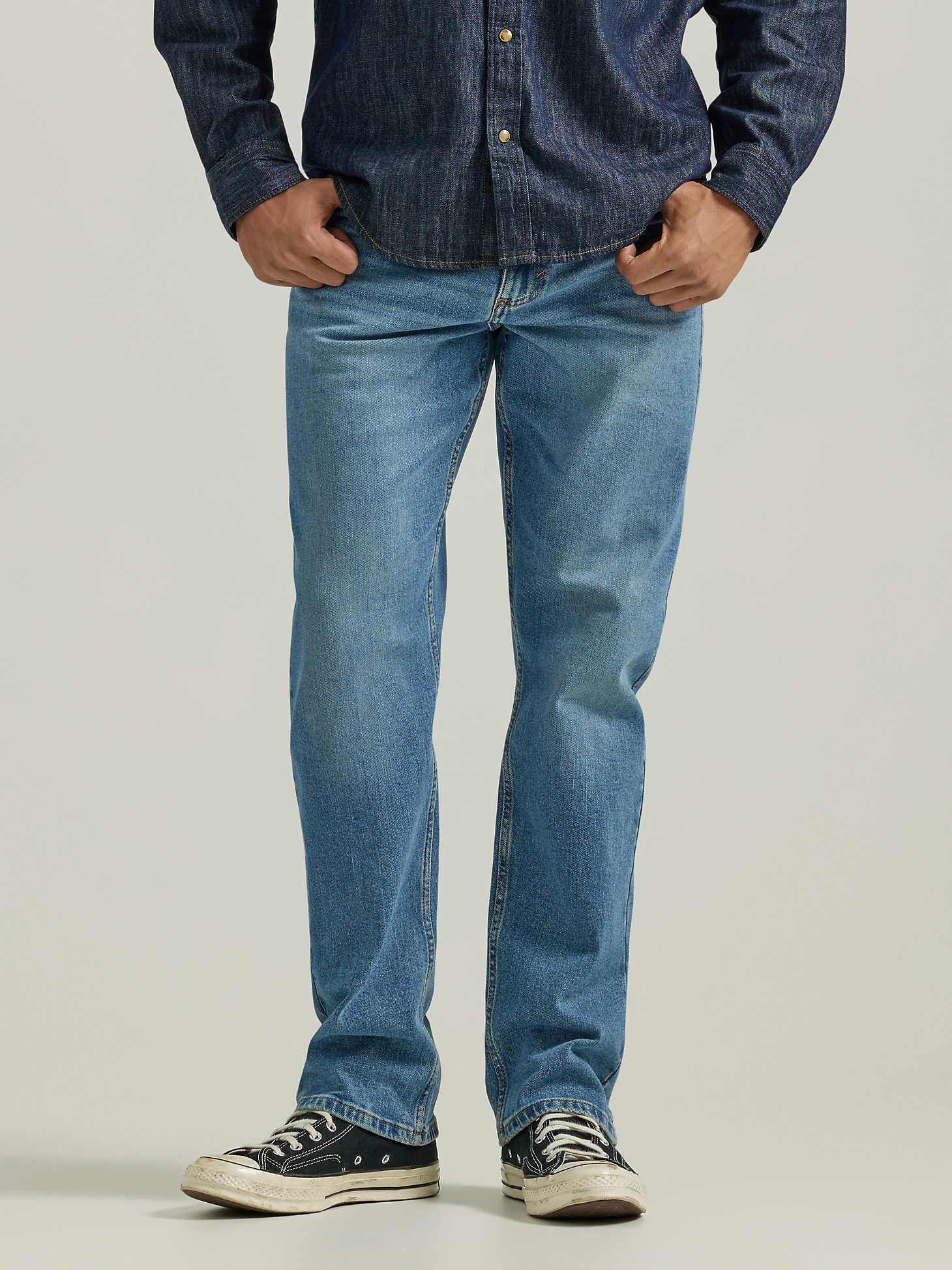 Men's Regular Fit Flex Jean in Light Wash alternative view 1