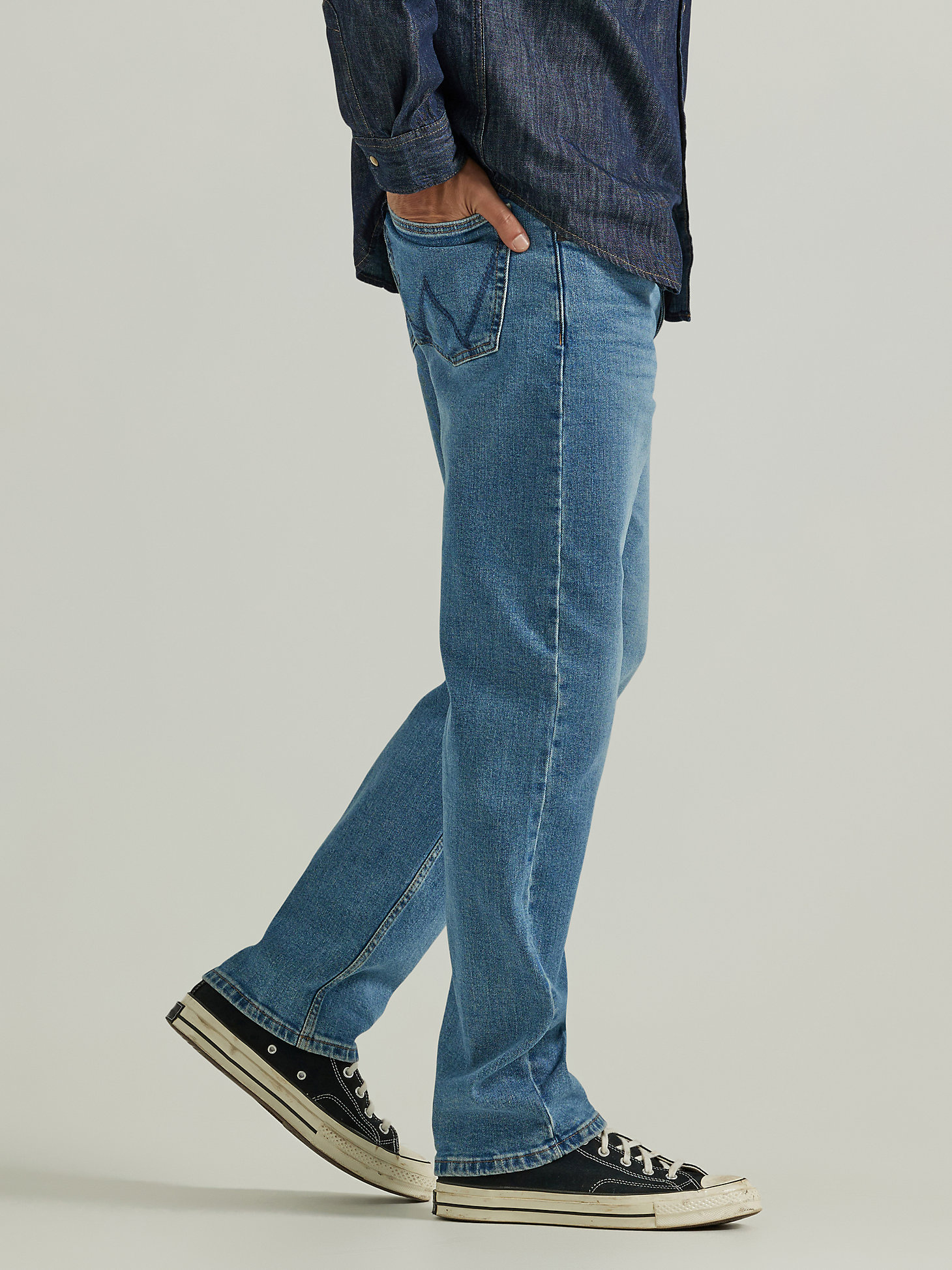 Men's Regular Fit Flex Jean in Light Wash alternative view 2