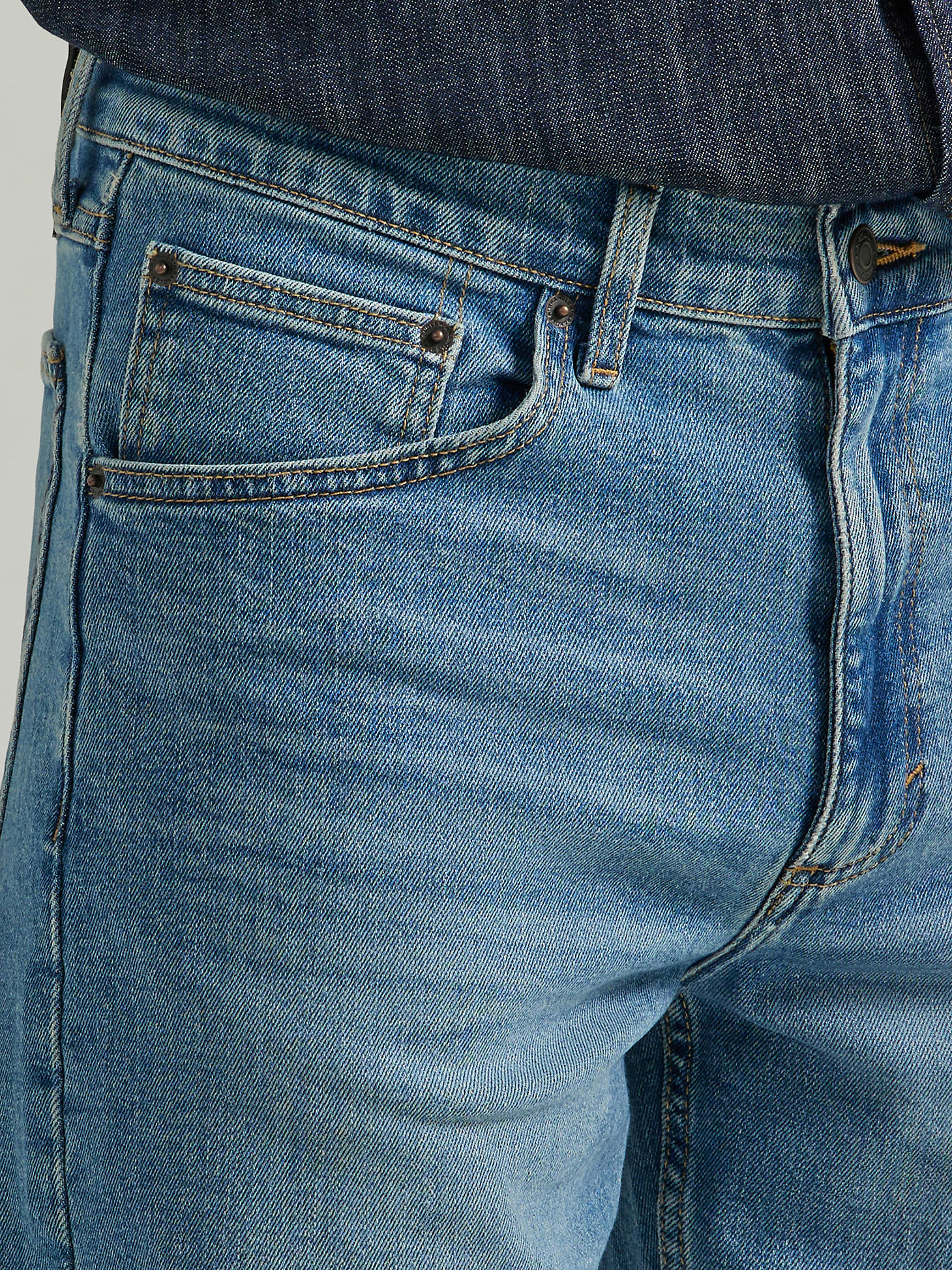 Men's Regular Fit Flex Jean in Light Wash alternative view 5