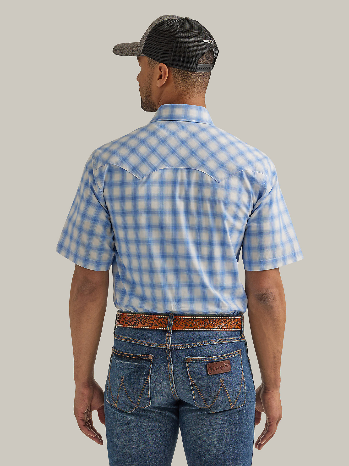 Men's Wrangler Retro® Short Sleeve Western Snap with Sawtooth Flap Pocket Plaid Shirt in Sky Blue Plaid alternative view 1