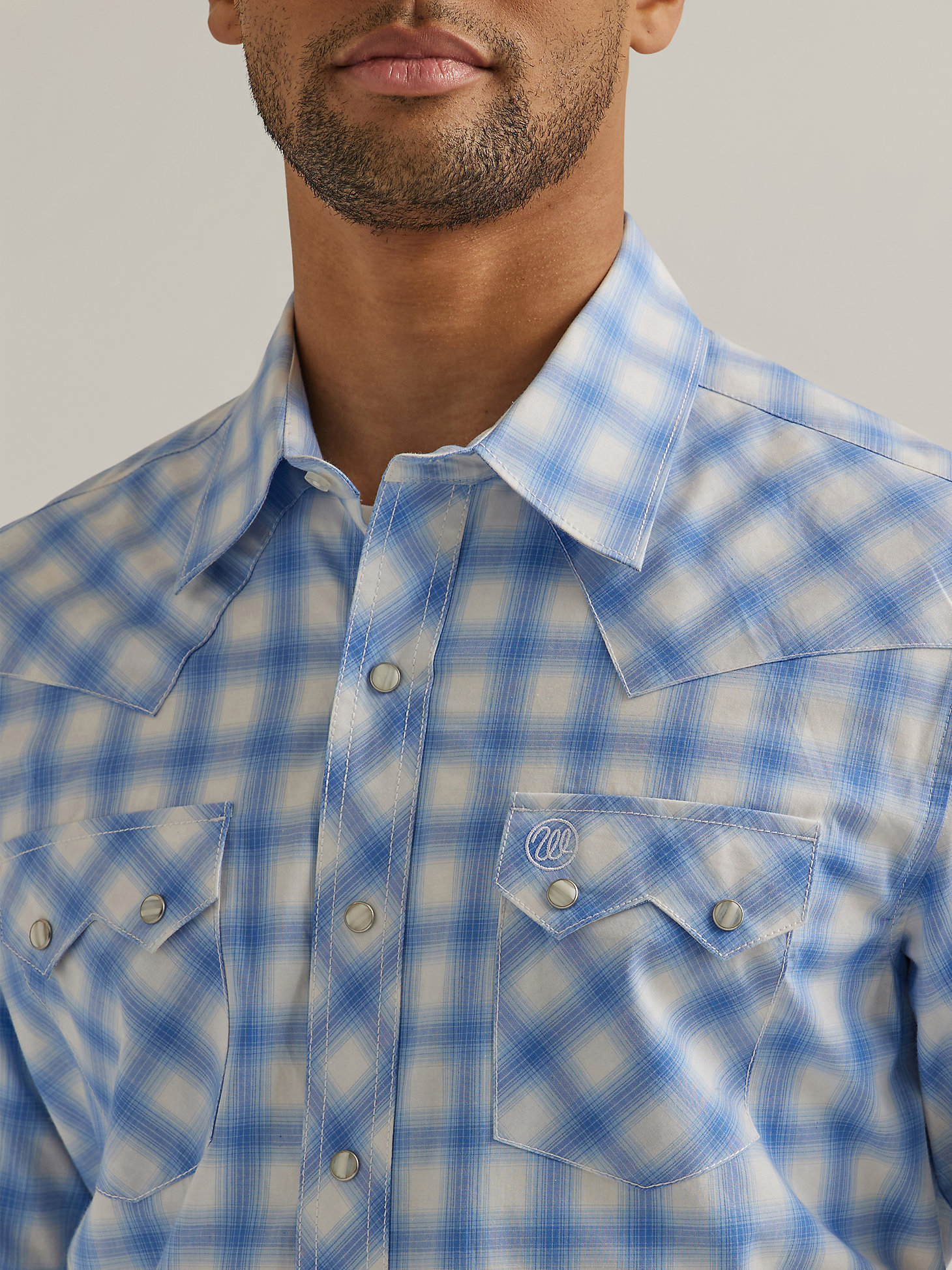 Men's Wrangler Retro® Short Sleeve Western Snap with Sawtooth Flap Pocket Plaid Shirt in Sky Blue Plaid alternative view 2