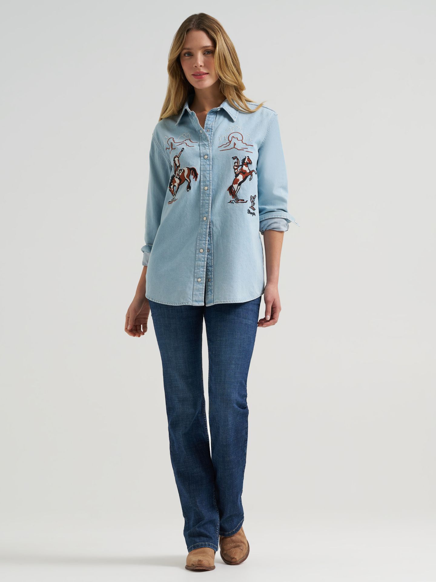 Женская рубашка Wrangler Embroidered Boyfriend Western Snap Denim Shirt, цвет: Джинсовый синий — фото 2