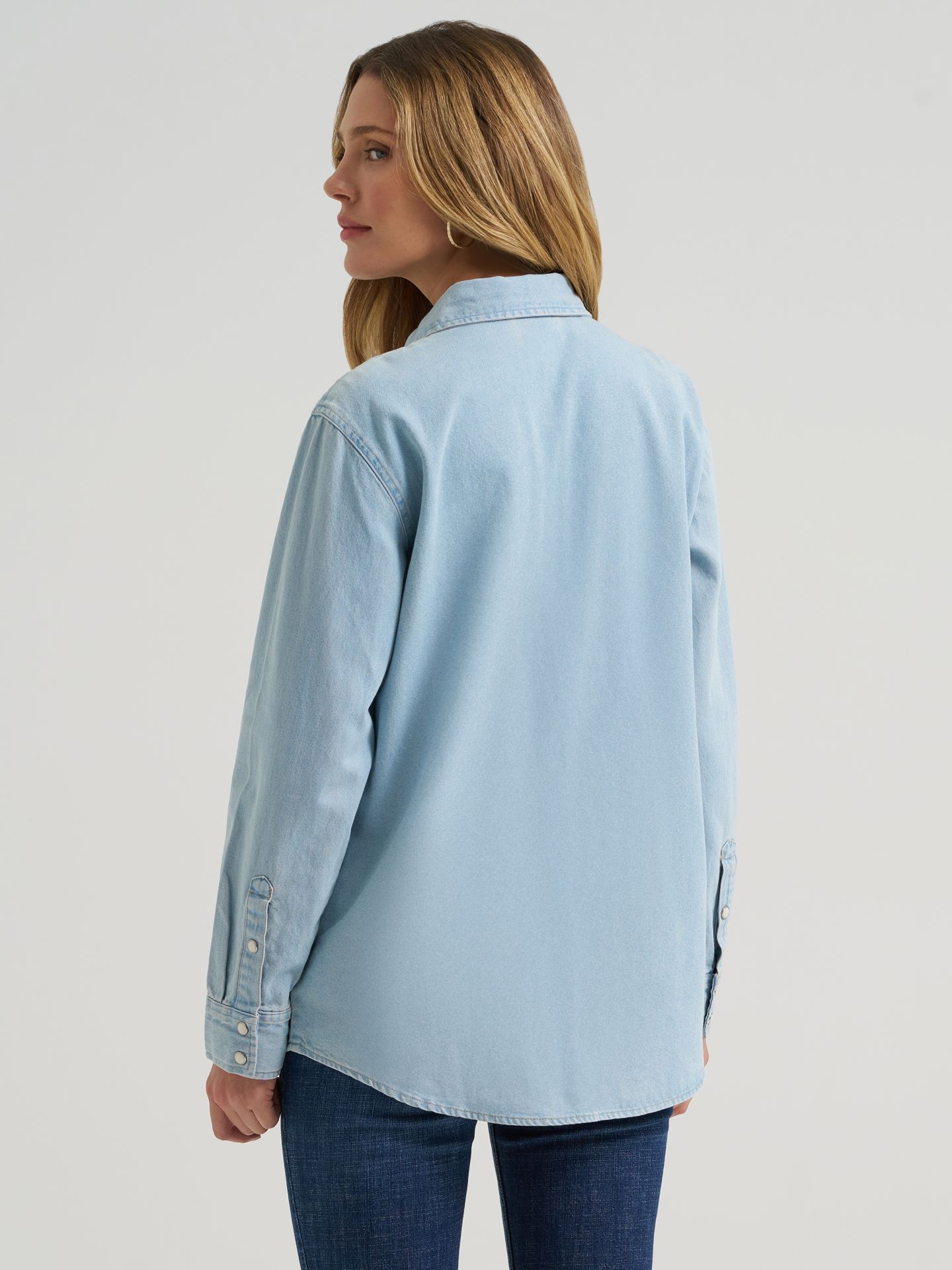 Женская рубашка Wrangler Embroidered Boyfriend Western Snap Denim Shirt, цвет: Джинсовый синий — фото 3