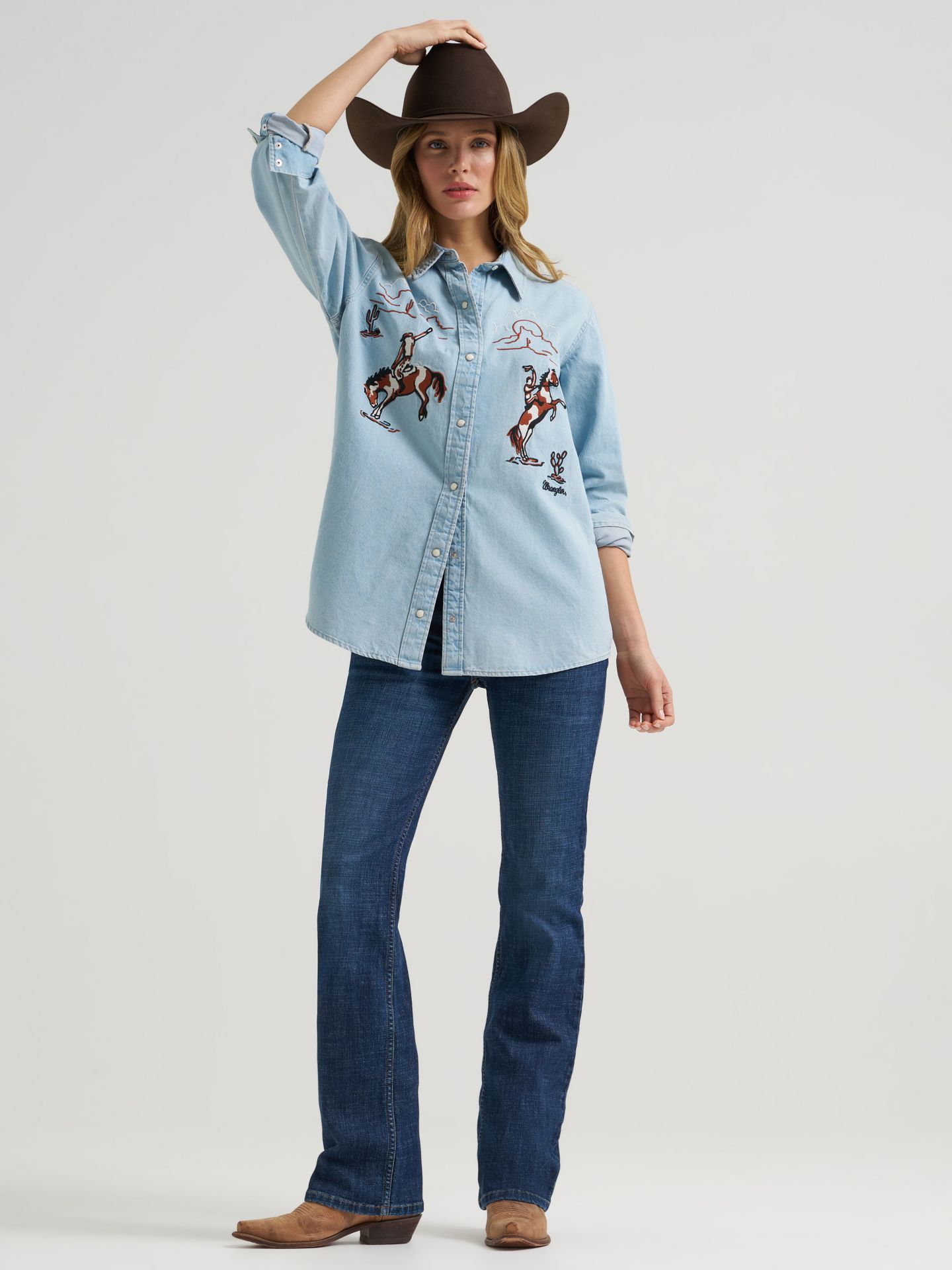 Женская рубашка Wrangler Embroidered Boyfriend Western Snap Denim Shirt, цвет: Джинсовый синий — фото 4
