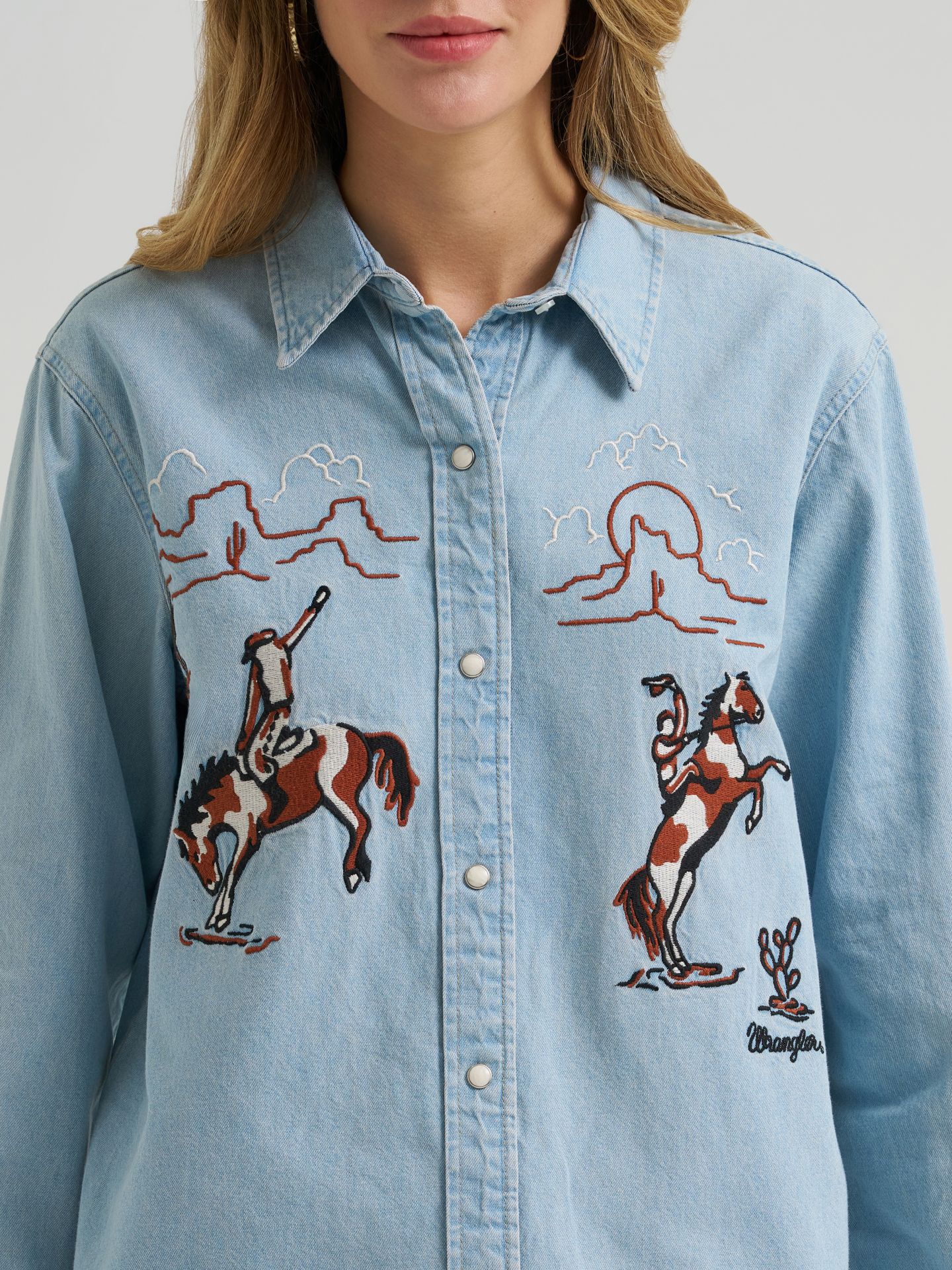 Женская рубашка Wrangler Embroidered Boyfriend Western Snap Denim Shirt, цвет: Джинсовый синий — фото 5