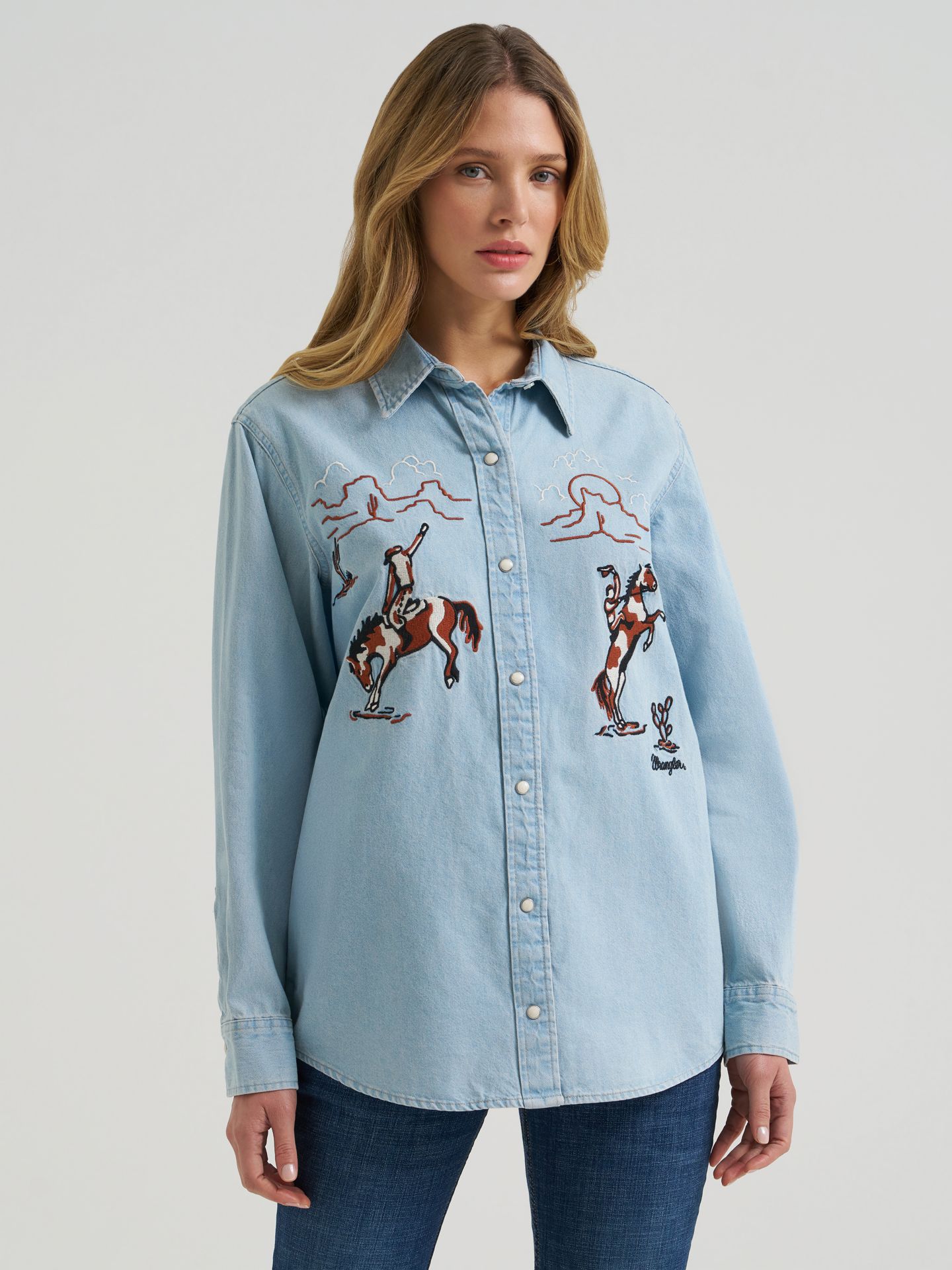 Женская рубашка Wrangler Embroidered Boyfriend Western Snap Denim Shirt, цвет: Джинсовый синий — фото 1