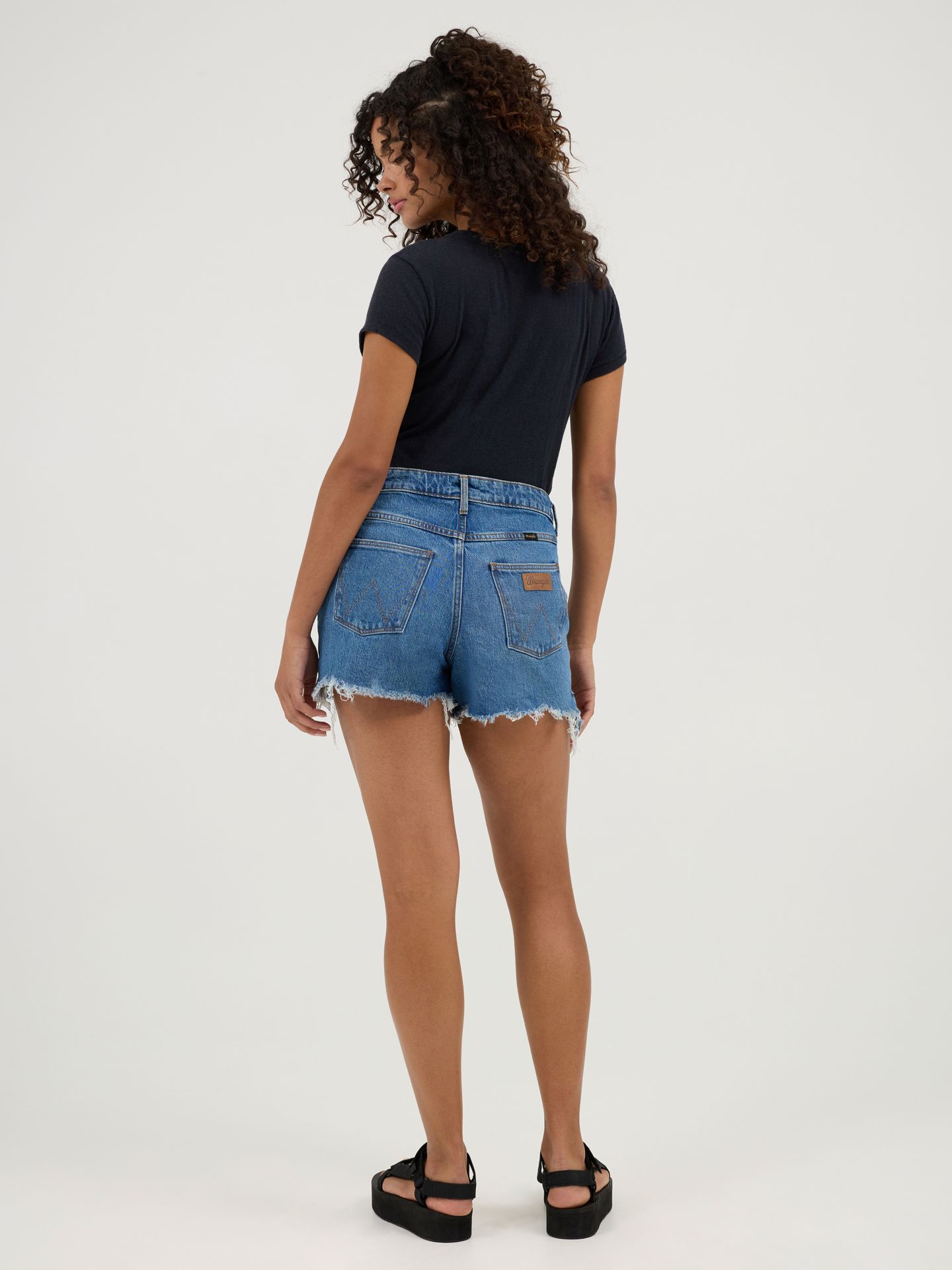Женские шорты Wrangler Mid Rise Denim Short, цвет: Синий — фото 2